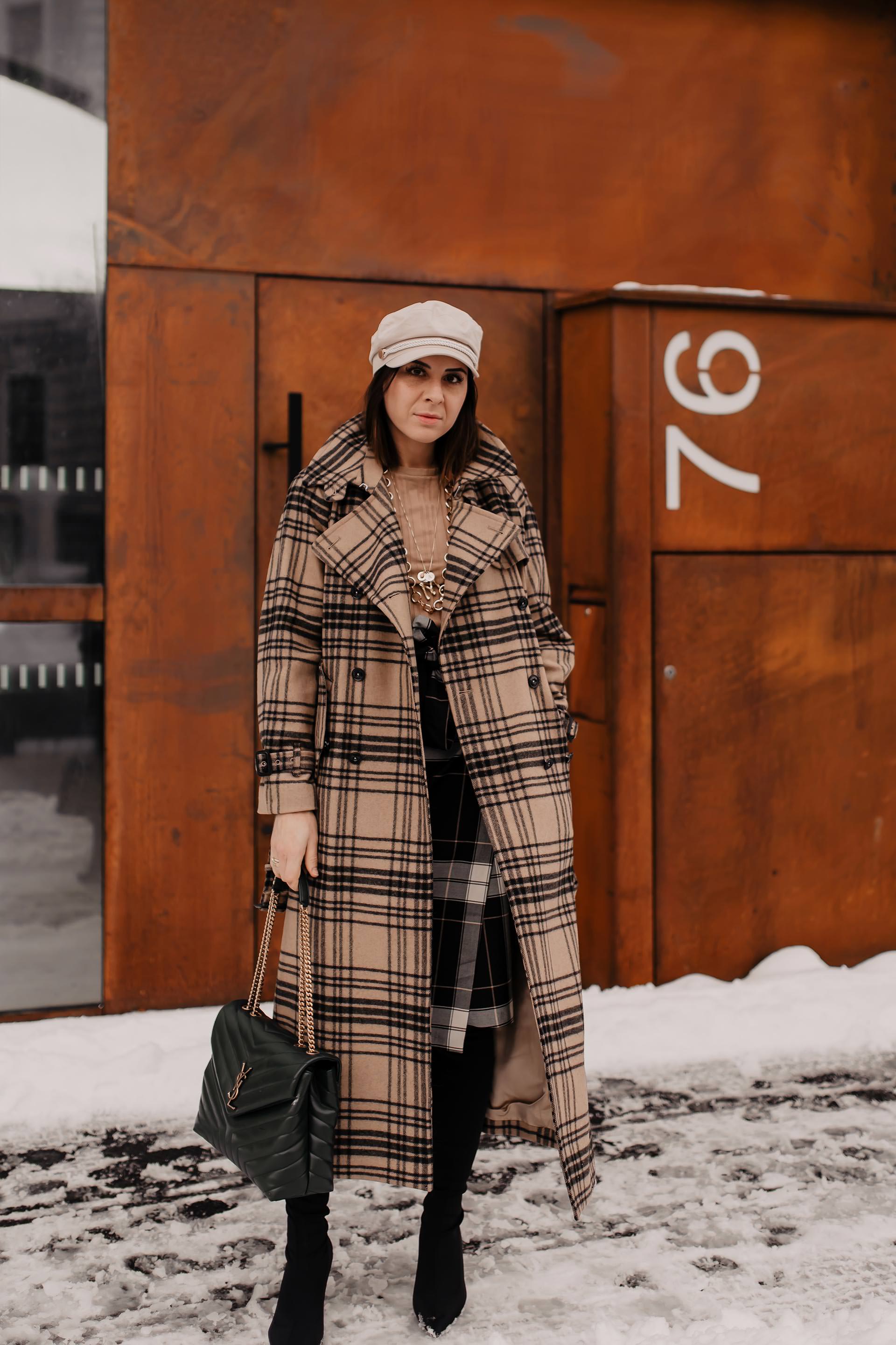 enthält unbeauftragte Werbung // Mustermix outfit, winter trenchcoat kombinieren, karierten rock kombinieren, karo mit karo kombinieren, Winter Outfit mit Rock, saint laurent monogram tasche, Sock Boots, Trenchcoat kaufen, wintermantel outfit, Modeblogger, Mode Tipps, www.whoismocca.me #trenchcoat #mustermix #winteroutfit #ysl #arket #styling