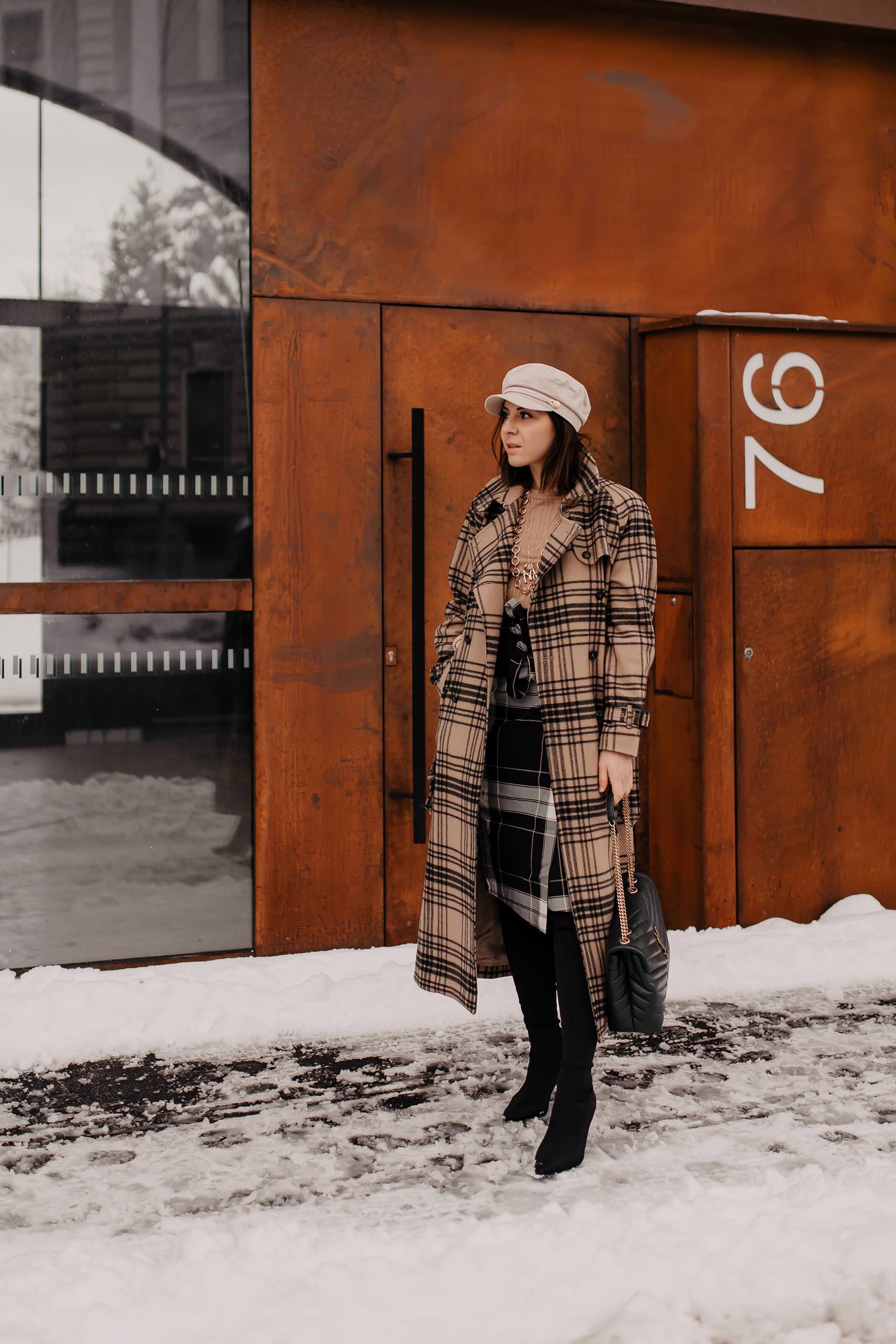 enthält unbeauftragte Werbung // Mustermix outfit, winter trenchcoat kombinieren, karierten rock kombinieren, karo mit karo kombinieren, Winter Outfit mit Rock, saint laurent monogram tasche, Sock Boots, Trenchcoat kaufen, wintermantel outfit, Modeblogger, Mode Tipps, www.whoismocca.me #trenchcoat #mustermix #winteroutfit #ysl #arket #styling