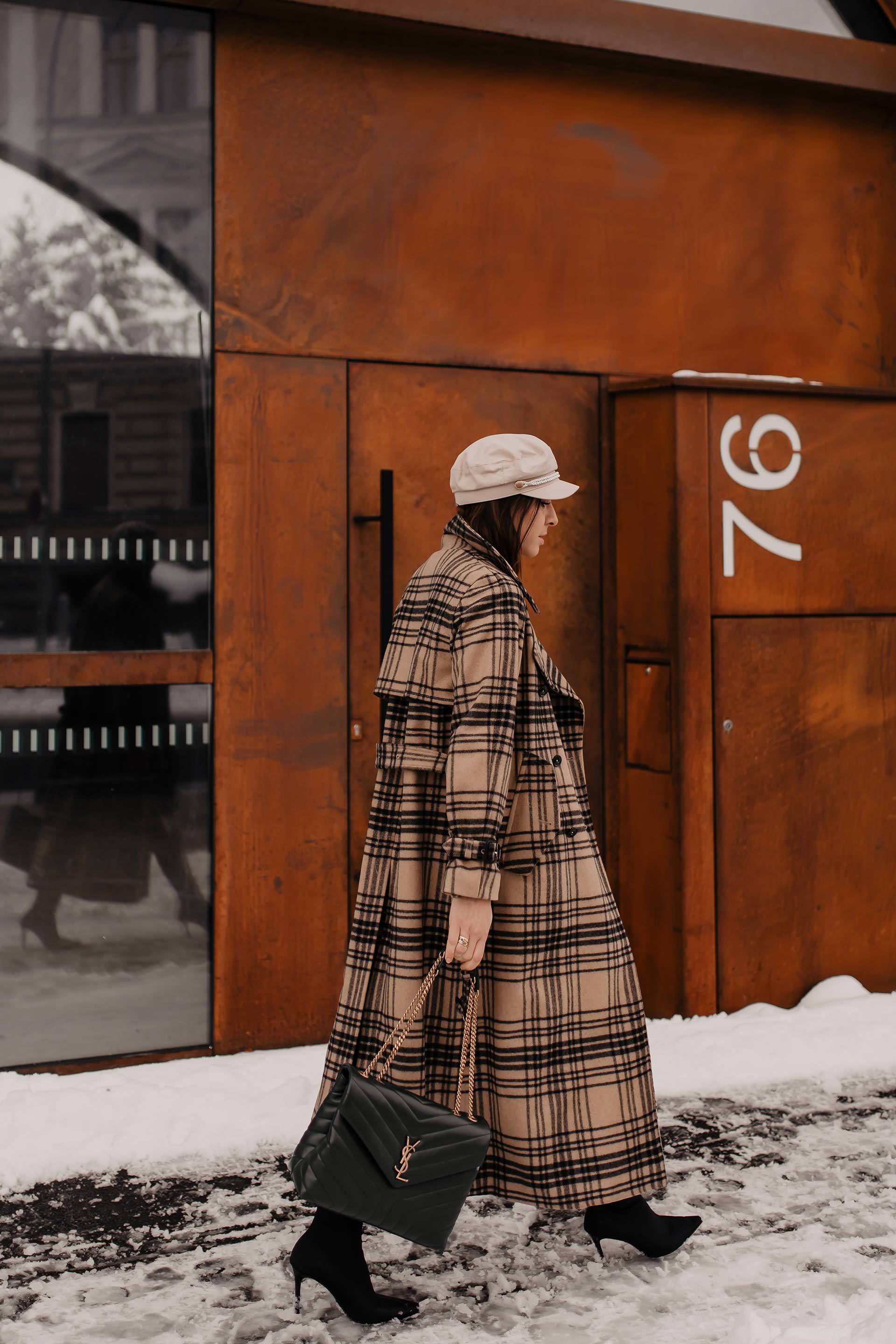 enthält unbeauftragte Werbung // Mustermix outfit, winter trenchcoat kombinieren, karierten rock kombinieren, karo mit karo kombinieren, Winter Outfit mit Rock, saint laurent monogram tasche, Sock Boots, Trenchcoat kaufen, wintermantel outfit, Modeblogger, Mode Tipps, www.whoismocca.me #trenchcoat #mustermix #winteroutfit #ysl #arket #styling