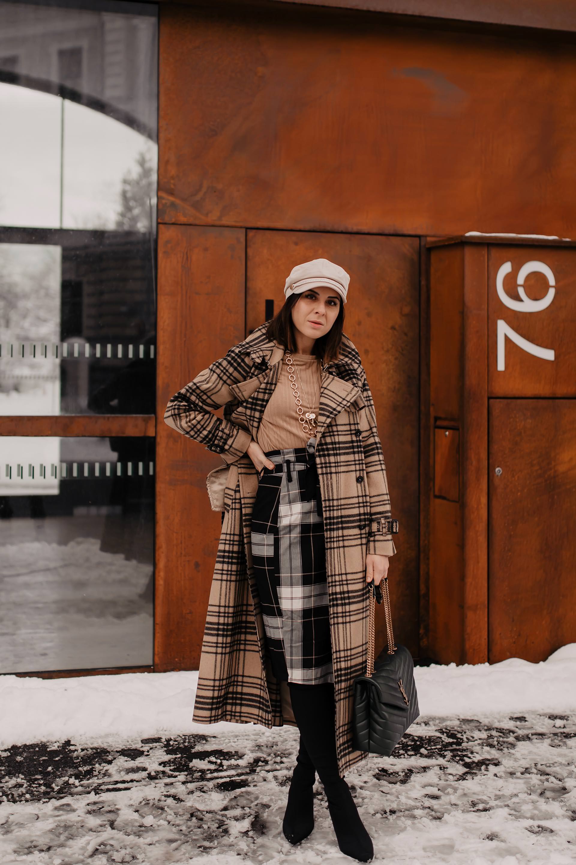 enthält unbeauftragte Werbung // Mustermix outfit, winter trenchcoat kombinieren, karierten rock kombinieren, karo mit karo kombinieren, Winter Outfit mit Rock, saint laurent monogram tasche, Sock Boots, Trenchcoat kaufen, wintermantel outfit, Modeblogger, Mode Tipps, www.whoismocca.me #trenchcoat #mustermix #winteroutfit #ysl #arket #styling