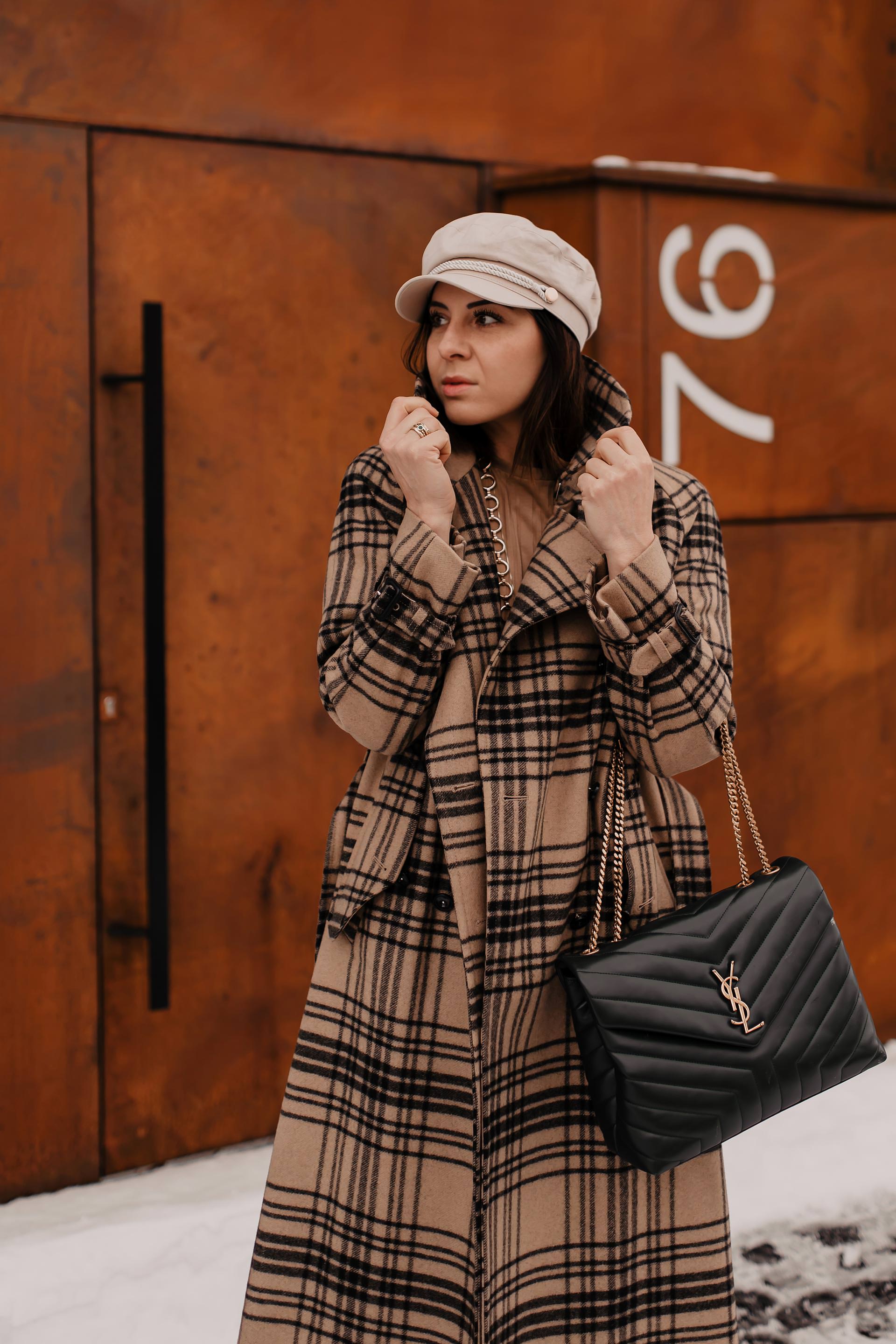 enthält unbeauftragte Werbung // Mustermix outfit, winter trenchcoat kombinieren, karierten rock kombinieren, karo mit karo kombinieren, Winter Outfit mit Rock, saint laurent monogram tasche, Sock Boots, Trenchcoat kaufen, wintermantel outfit, Modeblogger, Mode Tipps, www.whoismocca.me #trenchcoat #mustermix #winteroutfit #ysl #arket #styling