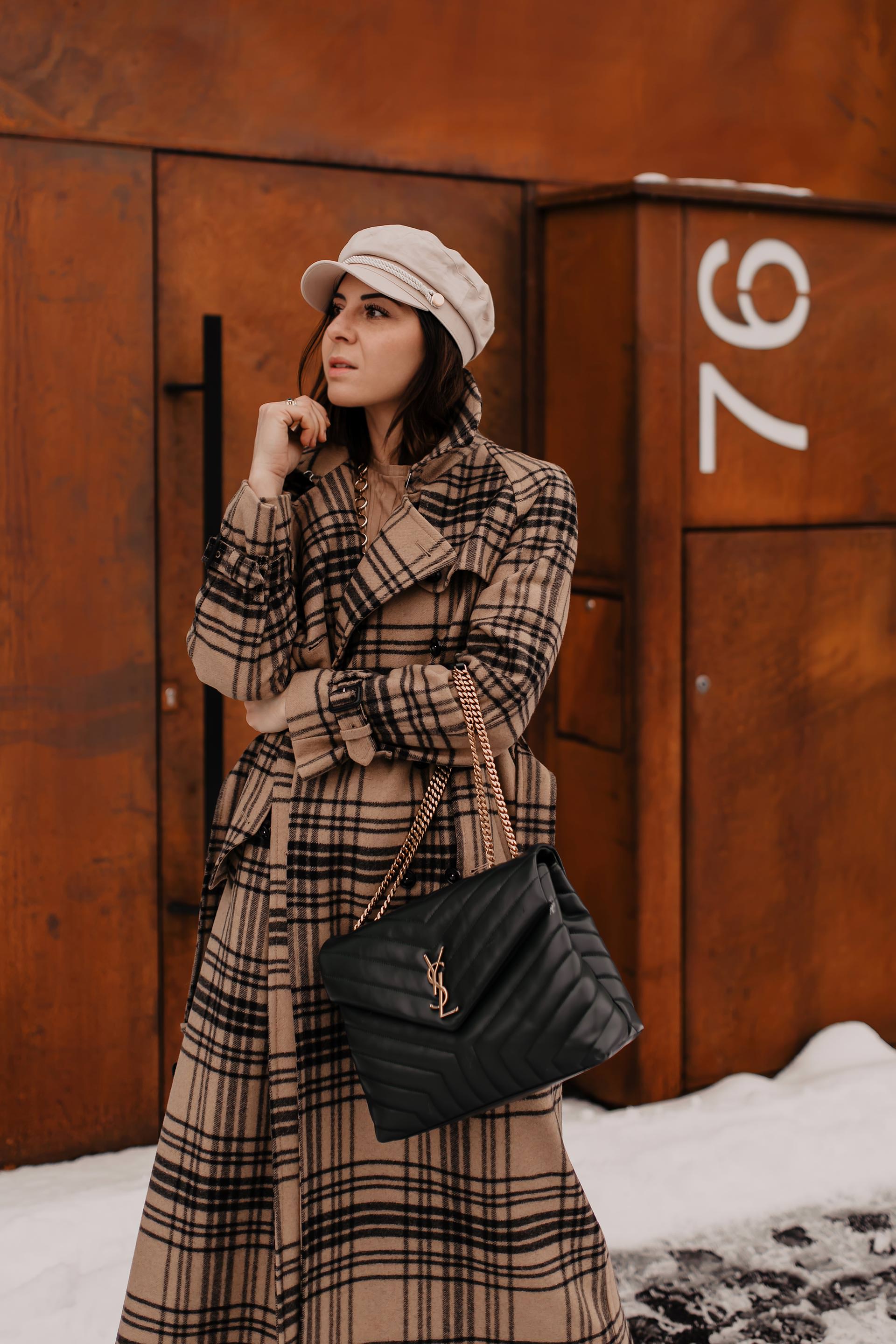 enthält unbeauftragte Werbung // Mustermix outfit, winter trenchcoat kombinieren, karierten rock kombinieren, karo mit karo kombinieren, Winter Outfit mit Rock, saint laurent monogram tasche, Sock Boots, Trenchcoat kaufen, wintermantel outfit, Modeblogger, Mode Tipps, www.whoismocca.me #trenchcoat #mustermix #winteroutfit #ysl #arket #styling