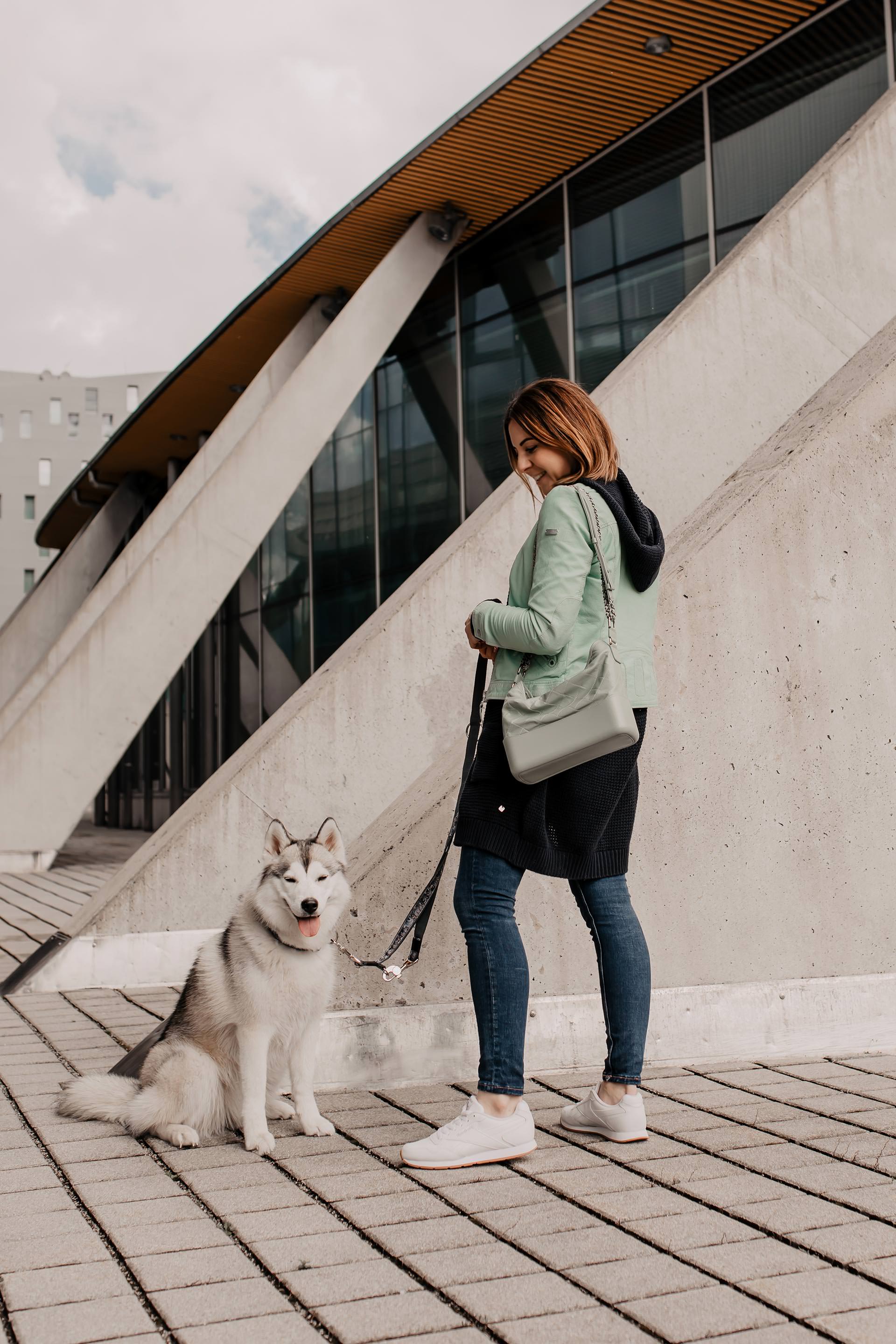 Anzeige // lässiger Alltagslook von SOCCX, Frühlingsoutfit, Basic Casual Outfit, mintfarbene Lederjacke kombinieren, Alltagsoutfit, Outfit mit heller Lederjacke, Casual Kleidung, outfit zusammenstellen, Outfit mit weißen Sneakers, Chanel Gabrielle, Mode Tipps, Modeblogger, www.whoismocca.me #alltagsoutfit #outfitdestages #frühlingsoutfit #modetrends #lederjacke #sneakers