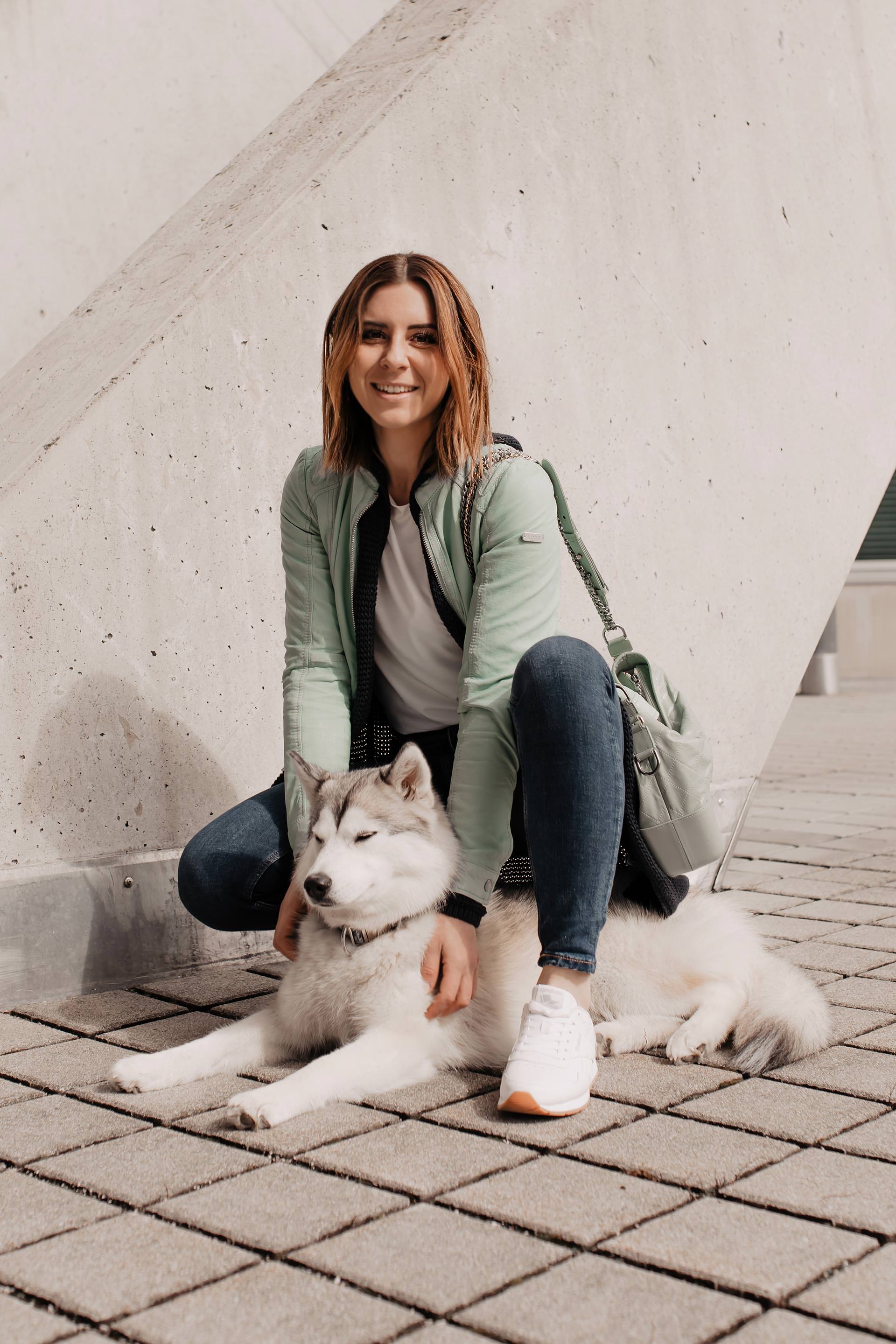 Anzeige // lässiger Alltagslook von SOCCX, Frühlingsoutfit, Basic Casual Outfit, mintfarbene Lederjacke kombinieren, Alltagsoutfit, Outfit mit heller Lederjacke, Casual Kleidung, outfit zusammenstellen, Outfit mit weißen Sneakers, Chanel Gabrielle, Mode Tipps, Modeblogger, www.whoismocca.me #alltagsoutfit #outfitdestages #frühlingsoutfit #modetrends #lederjacke #sneakers