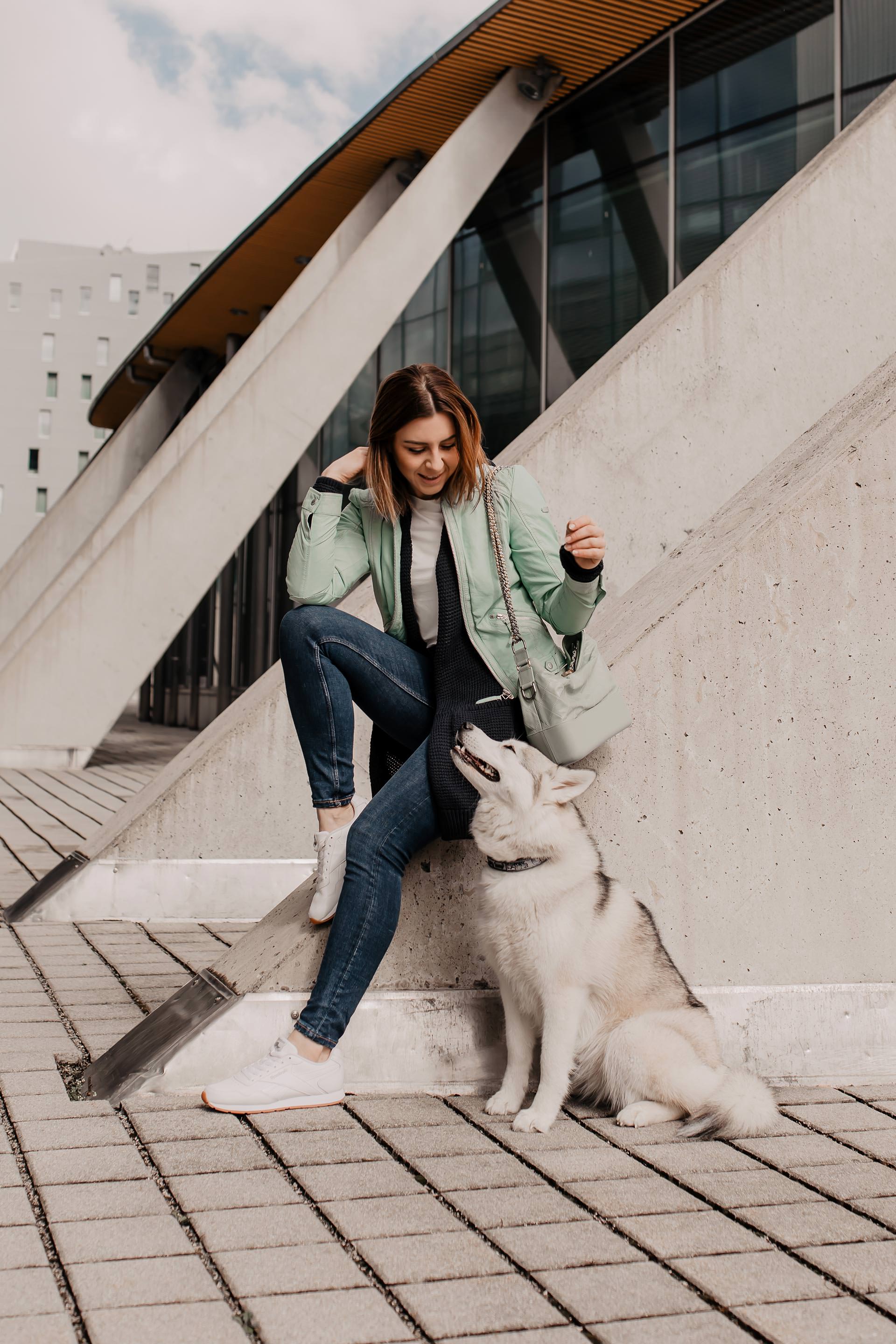 Anzeige // lässiger Alltagslook von SOCCX, Frühlingsoutfit, Basic Casual Outfit, mintfarbene Lederjacke kombinieren, Alltagsoutfit, Outfit mit heller Lederjacke, Casual Kleidung, outfit zusammenstellen, Outfit mit weißen Sneakers, Chanel Gabrielle, Mode Tipps, Modeblogger, www.whoismocca.me #alltagsoutfit #outfitdestages #frühlingsoutfit #modetrends #lederjacke #sneakers