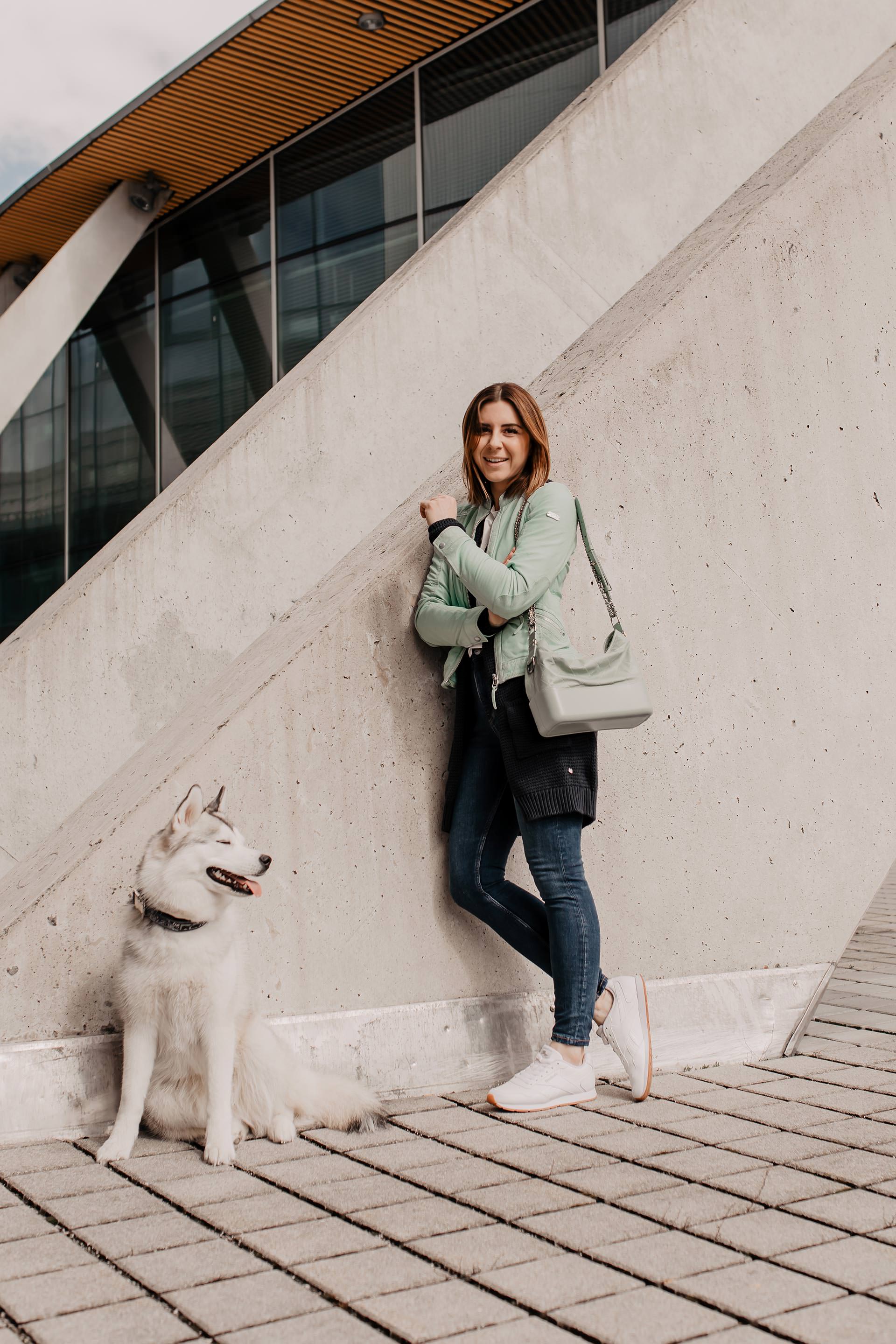 Anzeige // lässiger Alltagslook von SOCCX, Frühlingsoutfit, Basic Casual Outfit, mintfarbene Lederjacke kombinieren, Alltagsoutfit, Outfit mit heller Lederjacke, Casual Kleidung, outfit zusammenstellen, Outfit mit weißen Sneakers, Chanel Gabrielle, Mode Tipps, Modeblogger, www.whoismocca.me #alltagsoutfit #outfitdestages #frühlingsoutfit #modetrends #lederjacke #sneakers