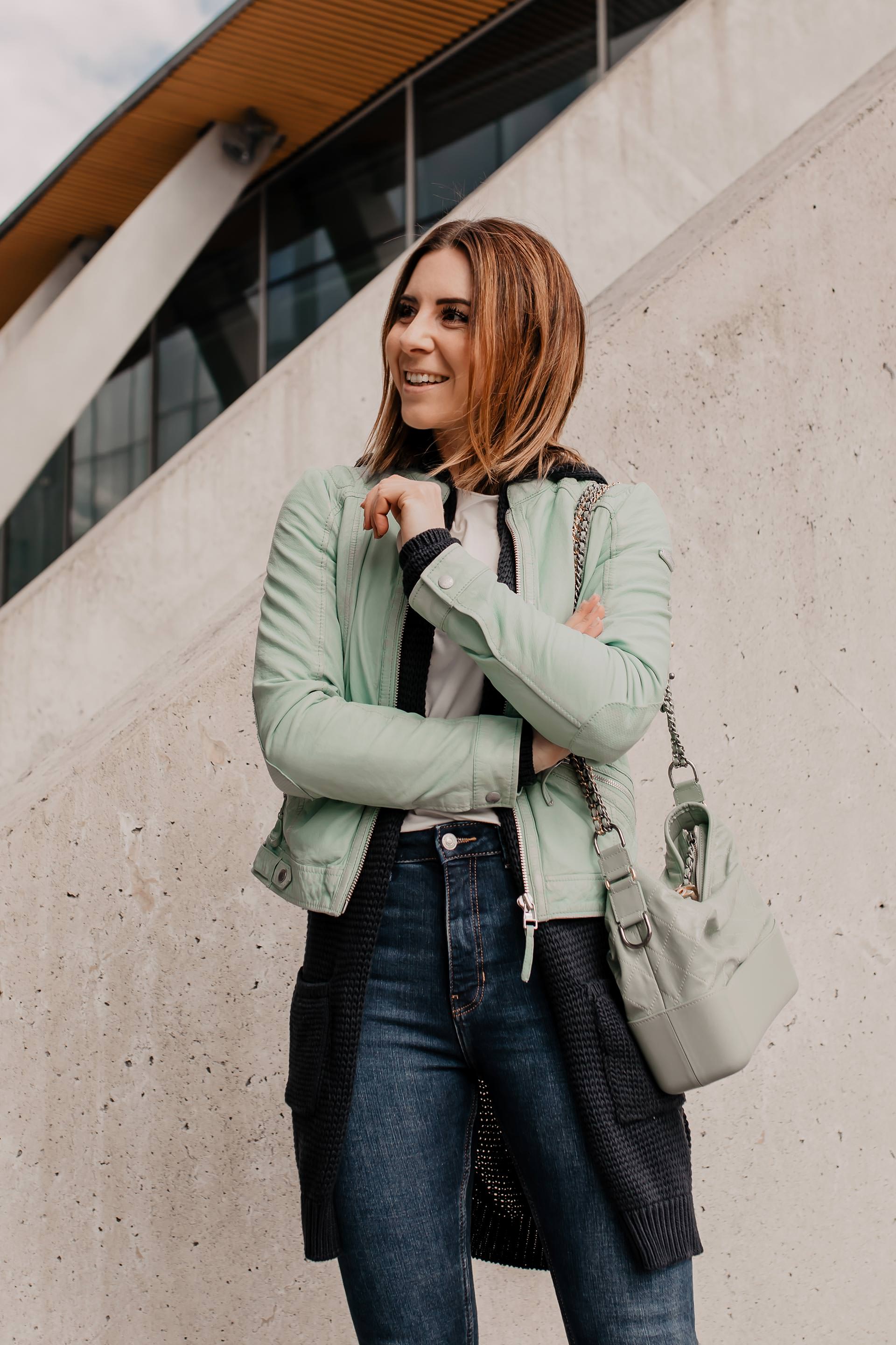 Anzeige // lässiger Alltagslook von SOCCX, Frühlingsoutfit, Basic Casual Outfit, mintfarbene Lederjacke kombinieren, Alltagsoutfit, Outfit mit heller Lederjacke, Casual Kleidung, outfit zusammenstellen, Outfit mit weißen Sneakers, Chanel Gabrielle, Mode Tipps, Modeblogger, www.whoismocca.me #alltagsoutfit #outfitdestages #frühlingsoutfit #modetrends #lederjacke #sneakers