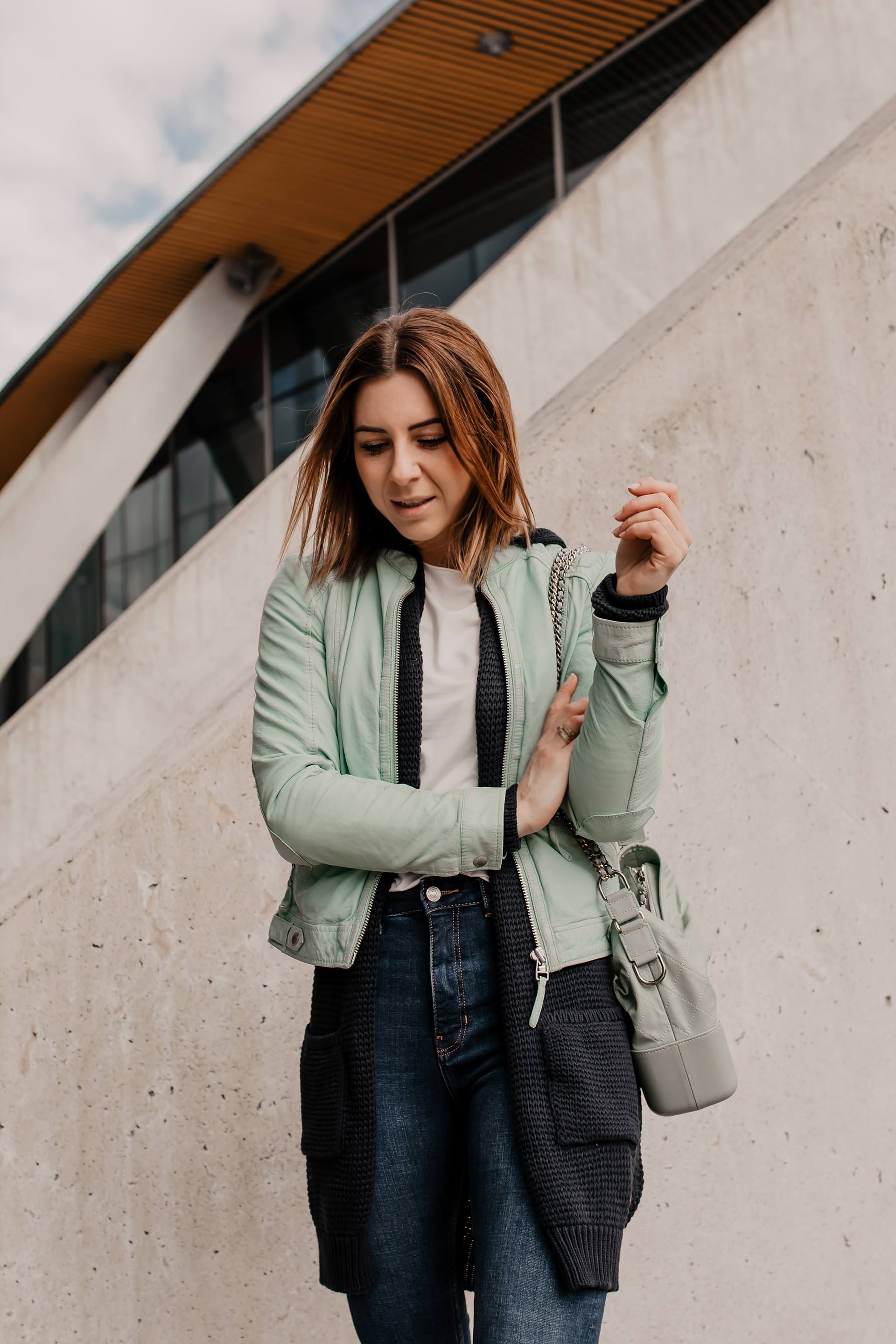 Anzeige // lässiger Alltagslook von SOCCX, Frühlingsoutfit, Basic Casual Outfit, mintfarbene Lederjacke kombinieren, Alltagsoutfit, Outfit mit heller Lederjacke, Casual Kleidung, outfit zusammenstellen, Outfit mit weißen Sneakers, Chanel Gabrielle, Mode Tipps, Modeblogger, www.whoismocca.me #alltagsoutfit #outfitdestages #frühlingsoutfit #modetrends #lederjacke #sneakers