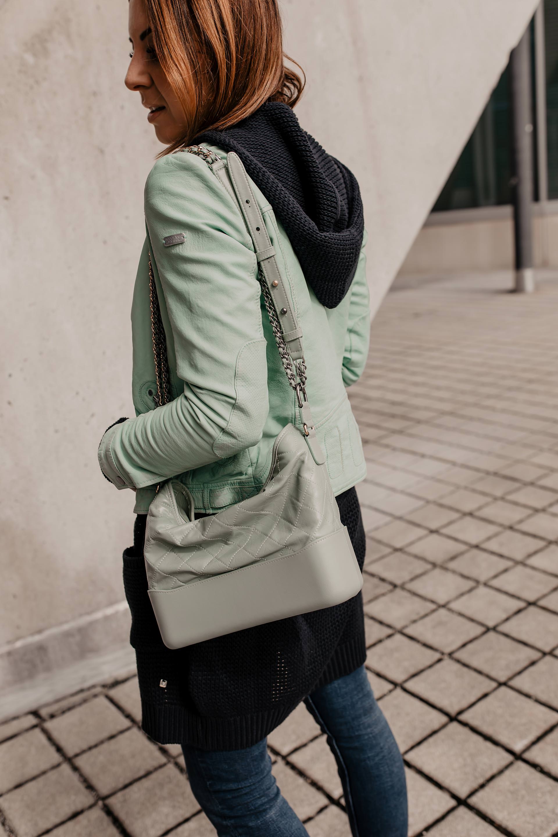 Anzeige // lässiger Alltagslook von SOCCX, Frühlingsoutfit, Basic Casual Outfit, mintfarbene Lederjacke kombinieren, Alltagsoutfit, Outfit mit heller Lederjacke, Casual Kleidung, outfit zusammenstellen, Outfit mit weißen Sneakers, Chanel Gabrielle, Mode Tipps, Modeblogger, www.whoismocca.me #alltagsoutfit #outfitdestages #frühlingsoutfit #modetrends #lederjacke #sneakers