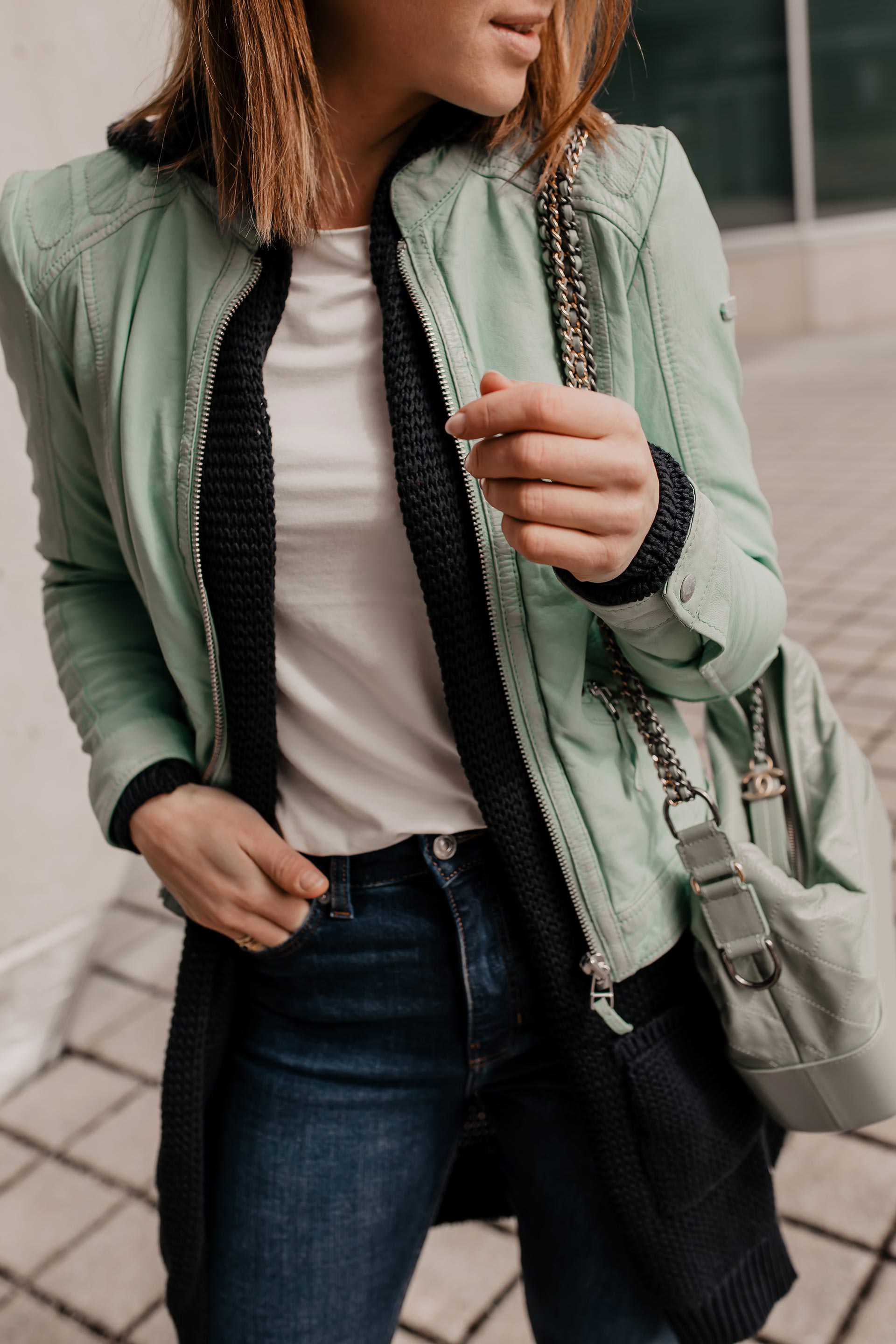 Anzeige // lässiger Alltagslook von SOCCX, Frühlingsoutfit, Basic Casual Outfit, mintfarbene Lederjacke kombinieren, Alltagsoutfit, Outfit mit heller Lederjacke, Casual Kleidung, outfit zusammenstellen, Outfit mit weißen Sneakers, Chanel Gabrielle, Mode Tipps, Modeblogger, www.whoismocca.me #alltagsoutfit #outfitdestages #frühlingsoutfit #modetrends #lederjacke #sneakers