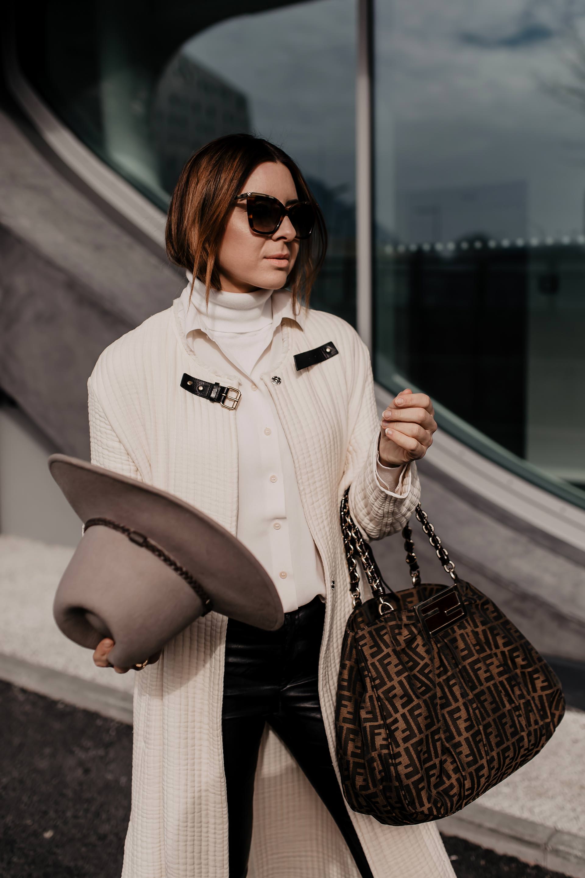 enthält Werbung // Outfit mit schwarzer lederhose, Schlangenmuster stiefelette, snake print boots, schwarze Lederhose kombinieren, Frühlingsoutfit, was ist im frühling 2019 modern, Deichmann Boots, Isabel Marant Mantel, boots mit schlangenmuster, Mode Tipps, www.whoismocca.me #frühlingsoutfit #modetrends #frühlingstrends #lederhose #howtowear #snakeprint