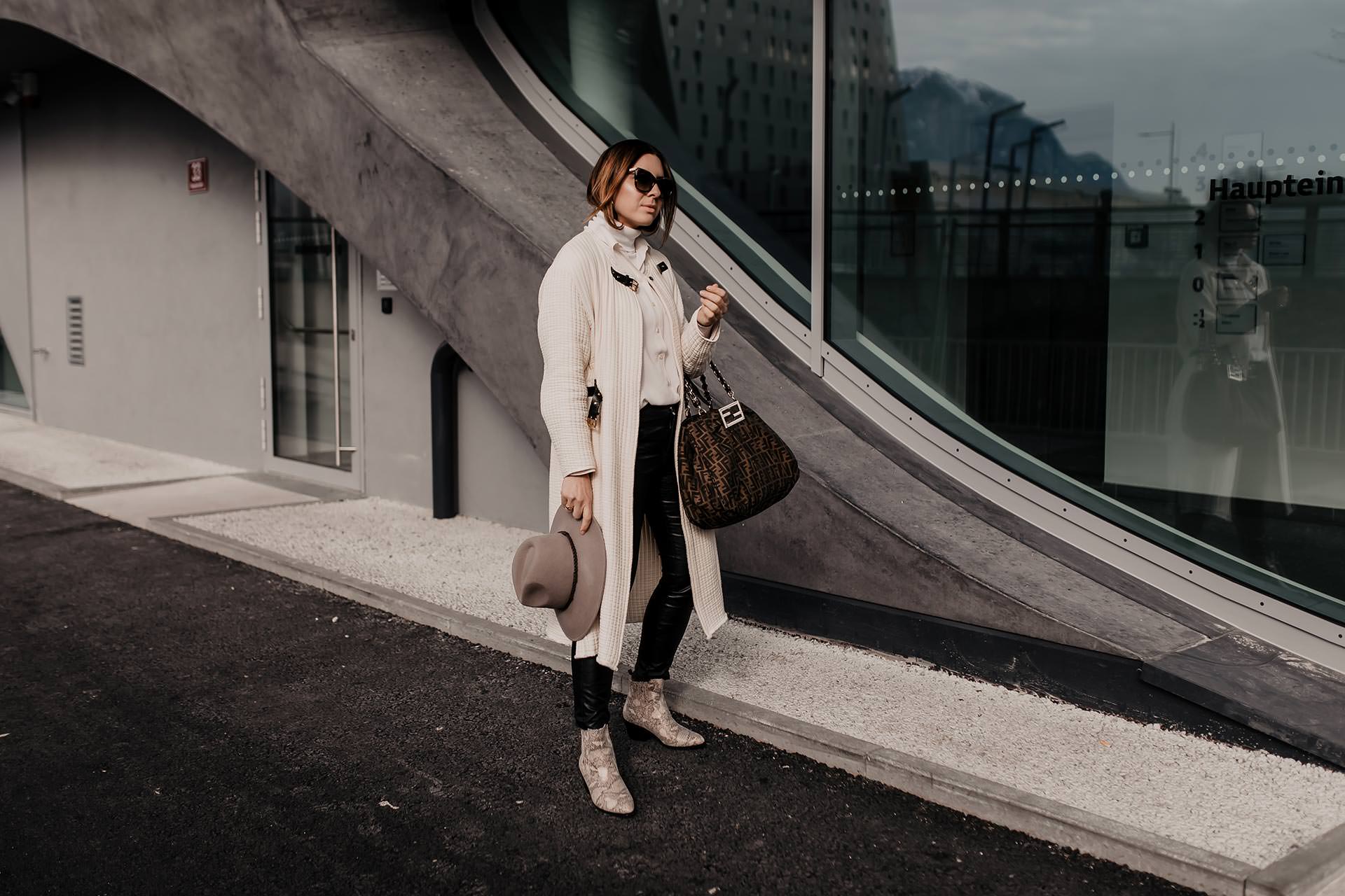 enthält Werbung // Outfit mit schwarzer lederhose, Schlangenmuster stiefelette, snake print boots, schwarze Lederhose kombinieren, Frühlingsoutfit, was ist im frühling 2019 modern, Deichmann Boots, Isabel Marant Mantel, boots mit schlangenmuster, Mode Tipps, www.whoismocca.me #frühlingsoutfit #modetrends #frühlingstrends #lederhose #howtowear #snakeprint