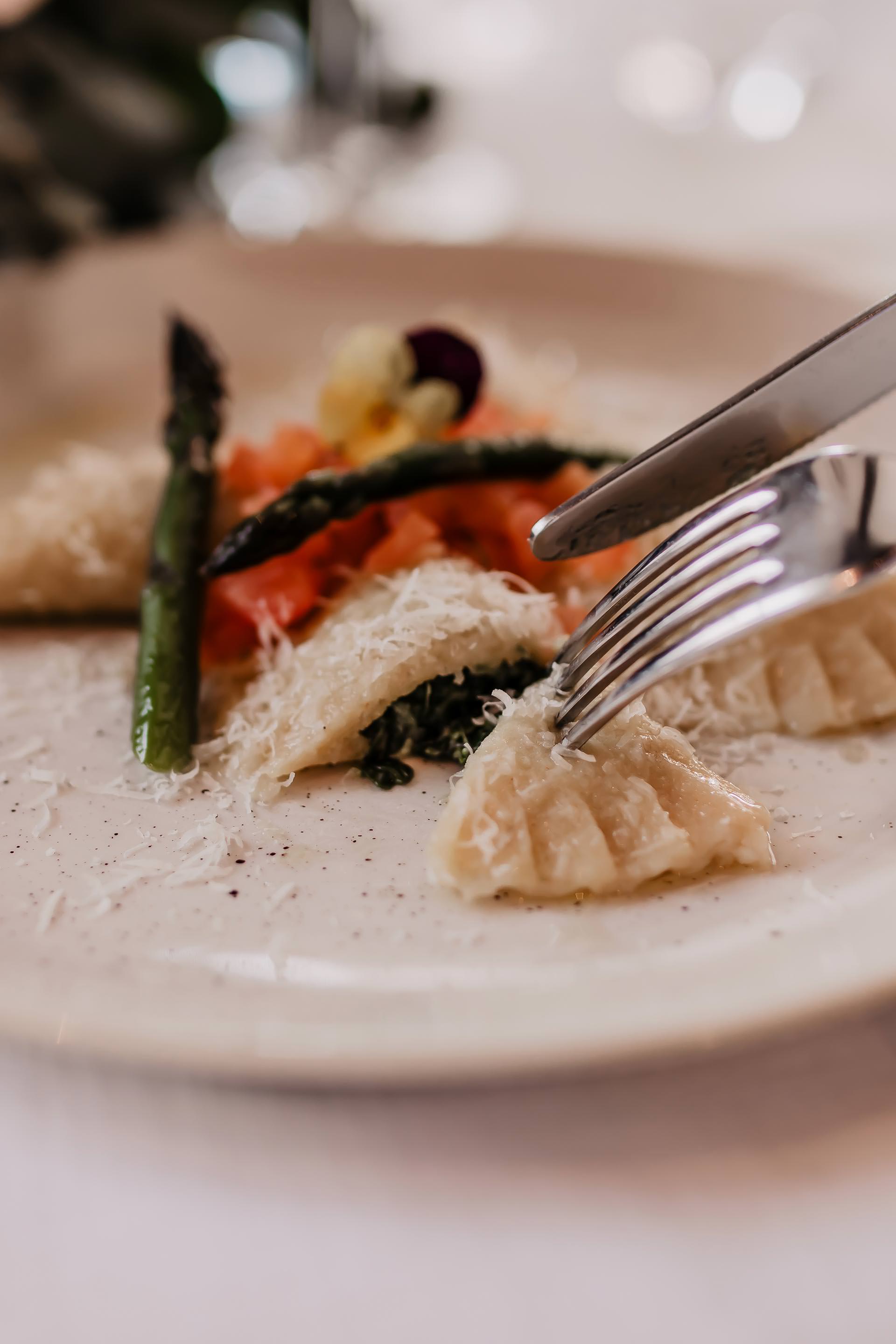 Anzeige. 3-Gänge-Frühlingsmenü mit Bärlauchschaumsuppe, Bärlauchtascherl, Bärlauchpesto, Kartoffelteig herstellen, gesundes Frühlingsmenü, was soll ich morgen kochen, Rezepte mit Bärlauch, Bärlauchsuppe, Kochen mit Hofer, Foodblogger, www.whoismocca.me #bärlauch #kartoffelteig #erdäpfelteig #frühlingsmenü #kochenmithofer #rezept #vegetarisch