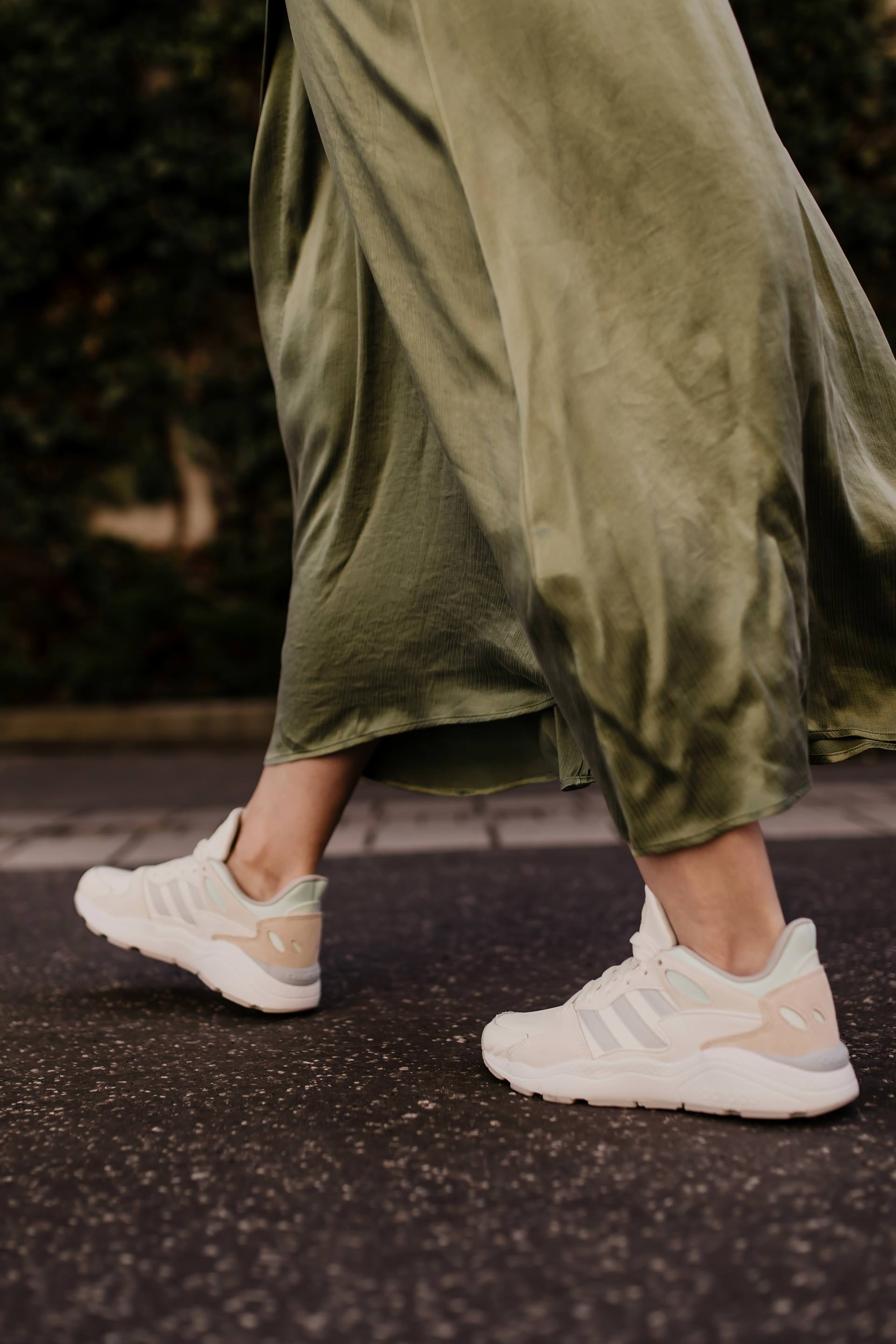 Sneakers zum Kleid kombinieren // Produktplatzierung // Adidas Crazychaos, Deichmann Schuhe Online shop, sportliche sneakers, Frühlinsgtrends, welche Schuhe zum Frühlingsoutfit, welche Schuhe sind im Trend, Sneakers und Midikleid kombinieren, Midikleid mit Ärmel, Outfit mit Adidas Schuhen, Frühling 2019 Trends, schickes Alltagsoutfit, Modeblogger, www.whoismocca.me #adidas #midikleid #frühlingsoutfit #modetrends #streetstyle