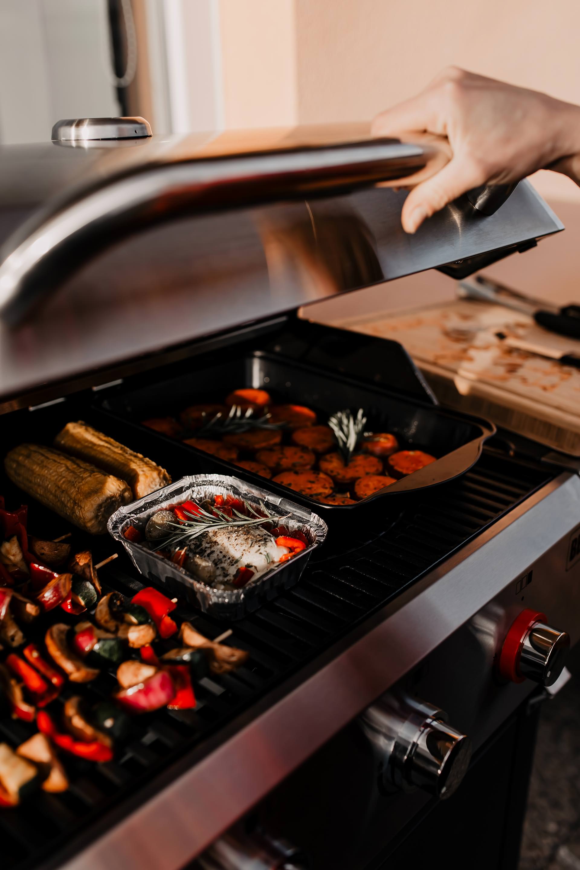 Anzeige, Vegetarisch grillen mit Hofer Gasgriller Enders BBQ Gasgrill Boston 3K Turbo, vegetarische grillrezepte zum Nachmachen, vegetarische grillspieße, hofer griller angebot 2019, grillsaison 2019, leckere grillrezepte mit gemüse, Süßkartoffel grillen, grillrezepte mit süßkartoffeln, halloumi grillen, halloumi grillen alufolie, einfache rezepte zum nachkochen, Food Blog, www.whoismocca.me #gasgriller #hofer #vegetarisch #foodblog #gesunderezepte