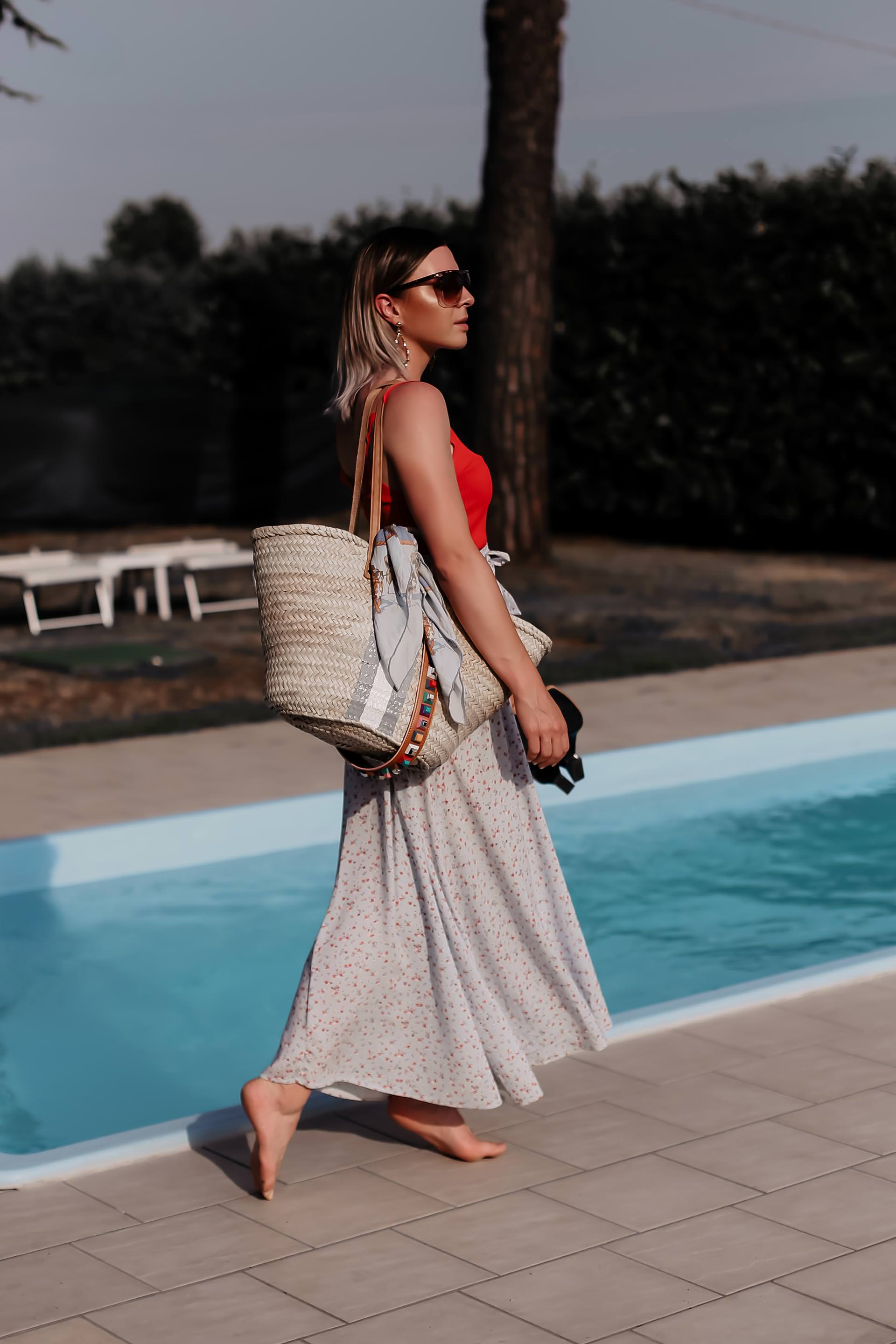 Welche Tasche ist gerade in? Im Sommer 2019 kommen wir an Bambus, Bast und Stroh-Taschen nicht vorbei. Am Modeblog findest du jetzt die schönsten Cult Gaia Bags und Cult Gaia Look Alike Taschen, genau so wie praktischen Strohtaschen für die Freizeit und Basket Bags für Job und Alltag. Die Sommertrends 2019 können sich sehen lassen! www.whoismocca.me #cultgaia #basketbags #strohtaschen #taschentrends #sommertrends