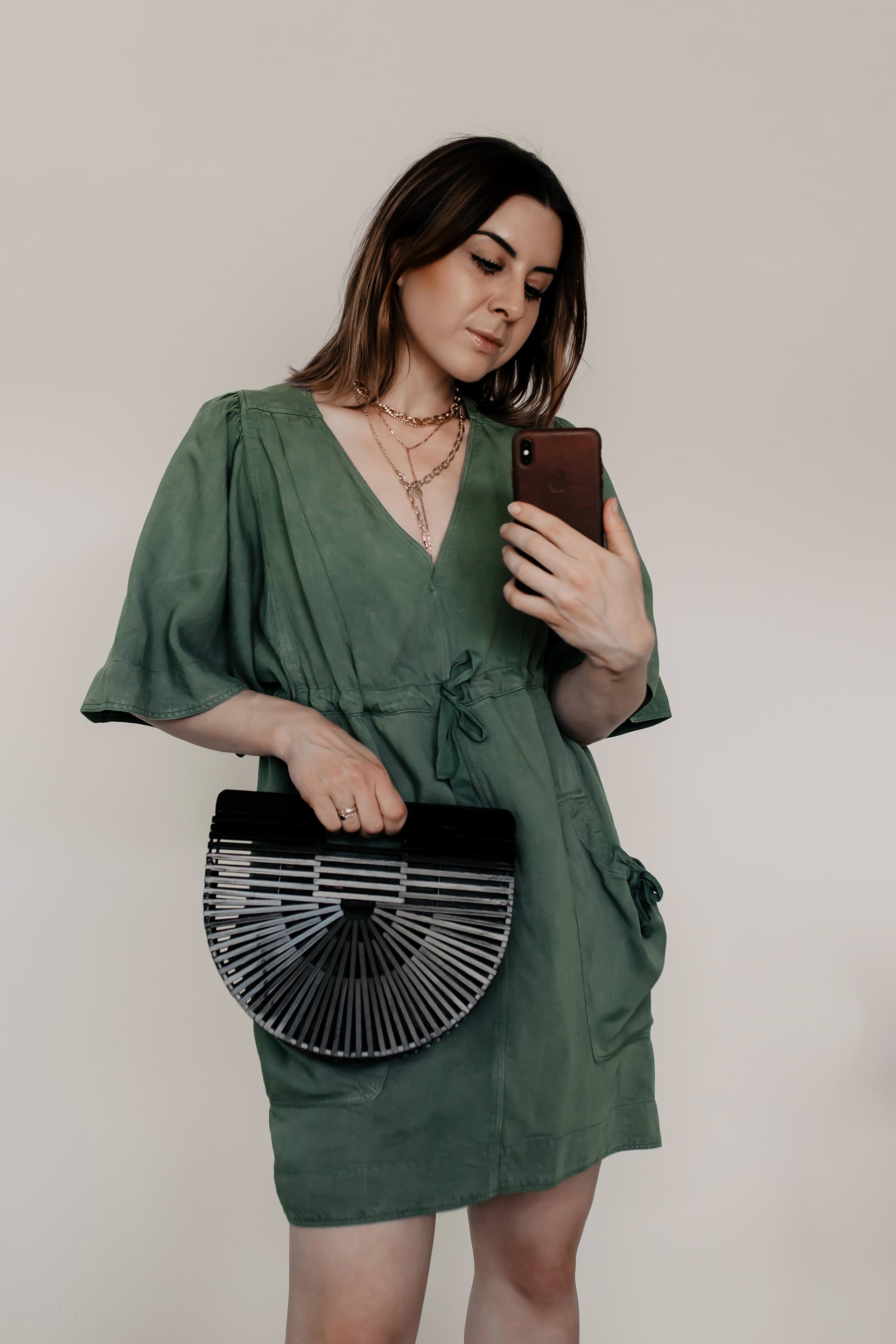 Welche Tasche ist gerade in? Im Sommer 2019 kommen wir an Bambus, Bast und Stroh-Taschen nicht vorbei. Am Modeblog findest du jetzt die schönsten Cult Gaia Bags und Cult Gaia Look Alike Taschen, genau so wie praktischen Strohtaschen für die Freizeit und Basket Bags für Job und Alltag. Die Sommertrends 2019 können sich sehen lassen! www.whoismocca.me #cultgaia #basketbags #strohtaschen #taschentrends #sommertrends