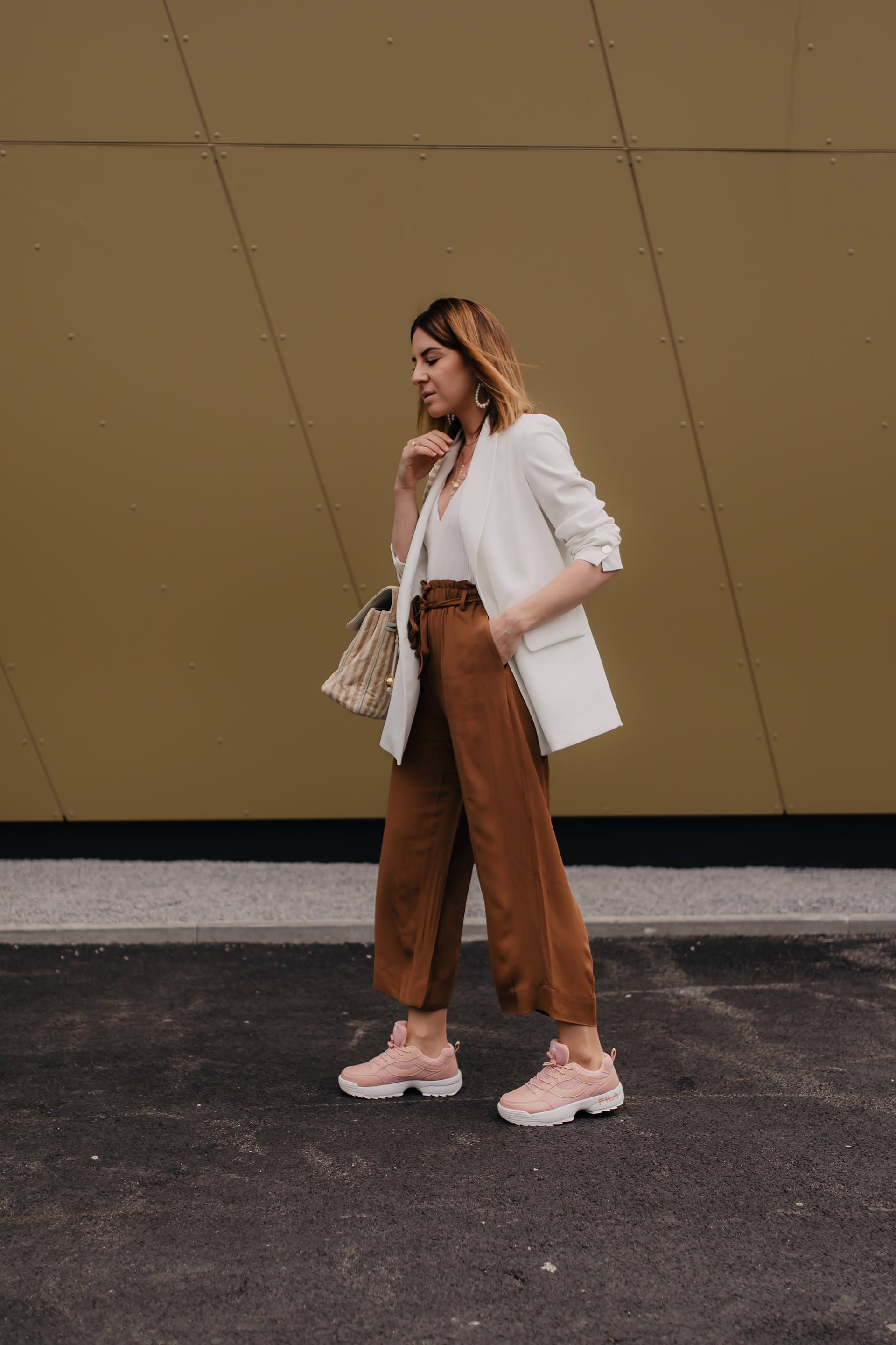 Auf dem Modeblog findest du heute die schönsten Chunky Sneakers unter 50 Euro. Des Weiteren auch Mode-Tipps für den Chunky Sneakers Trend 2019 und Inspiration für dein Chunky Sneakers Outfit. Egal ob Chunky Trainers, Ugly Sneakers, Dad Sneakers – diese Schuhtrends 2019 sind perfekt für dein Frühlingsoutfit. Ich zeige dir auch mein Outfit mit Culotte und gebe dir Tipps, wie man auch im Alltag Chunky Sneakers kombinieren kann. #chunkysneakers #schuhtrends #modetrends #frühlingsoutfit