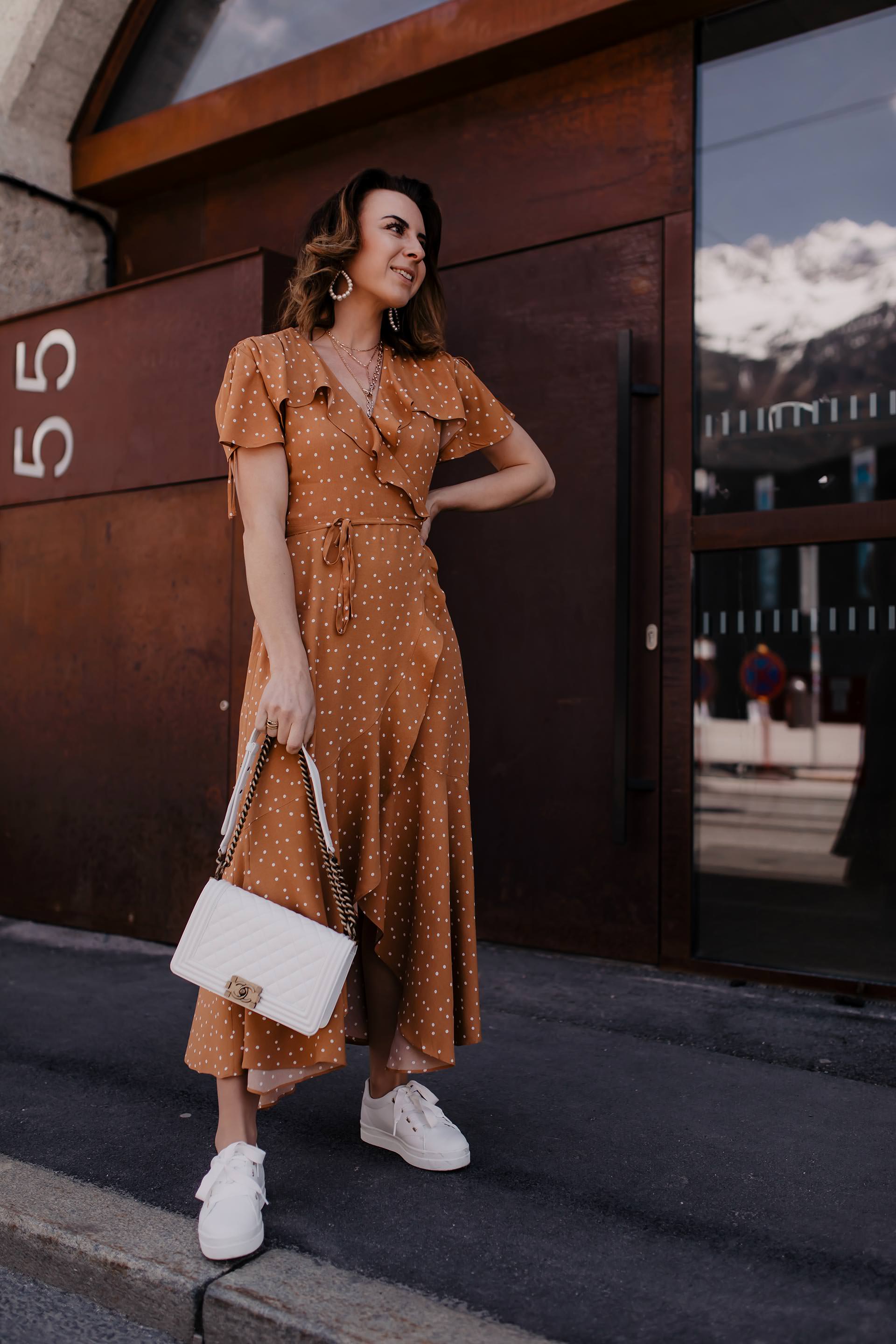 Auf meinem Modeblog findest du jetzt ein Maxikleid Outfit für den Sommer mit Plateau Sneakers und Chanel Boy Bag. Außerdem gebe ich dir Tipps, wie du Polka Dots kombinieren und im Alltag stylen kannst. Alle Outfit-Details sowie Shopping-Tipps findest du ebenfalls auf whoismocca.me #maxikleid #polkadots #modetrends #sommeroutfit #plateausneakers