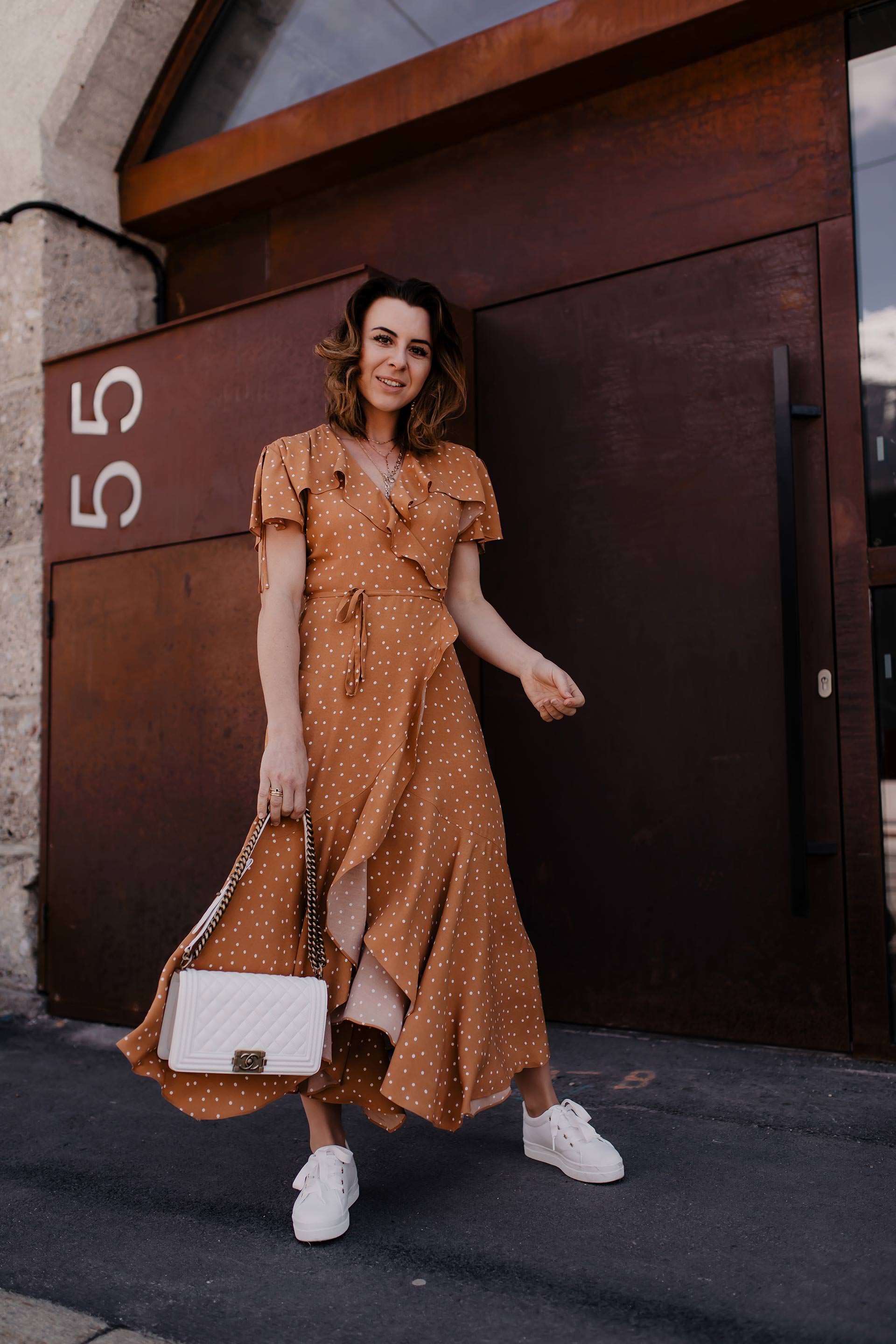 Auf meinem Modeblog findest du jetzt ein Maxikleid Outfit für den Sommer mit Plateau Sneakers und Chanel Boy Bag. Außerdem gebe ich dir Tipps, wie du Polka Dots kombinieren und im Alltag stylen kannst. Alle Outfit-Details sowie Shopping-Tipps findest du ebenfalls auf whoismocca.me #maxikleid #polkadots #modetrends #sommeroutfit #plateausneakers