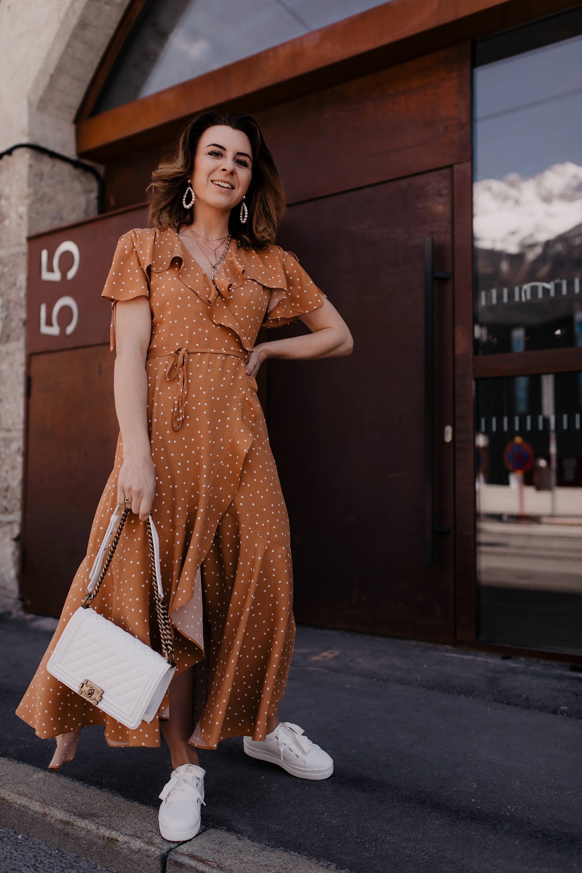 Auf meinem Modeblog findest du jetzt ein Maxikleid Outfit für den Sommer mit Plateau Sneakers und Chanel Boy Bag. Außerdem gebe ich dir Tipps, wie du Polka Dots kombinieren und im Alltag stylen kannst. Alle Outfit-Details sowie Shopping-Tipps findest du ebenfalls auf whoismocca.me #maxikleid #polkadots #modetrends #sommeroutfit #plateausneakers