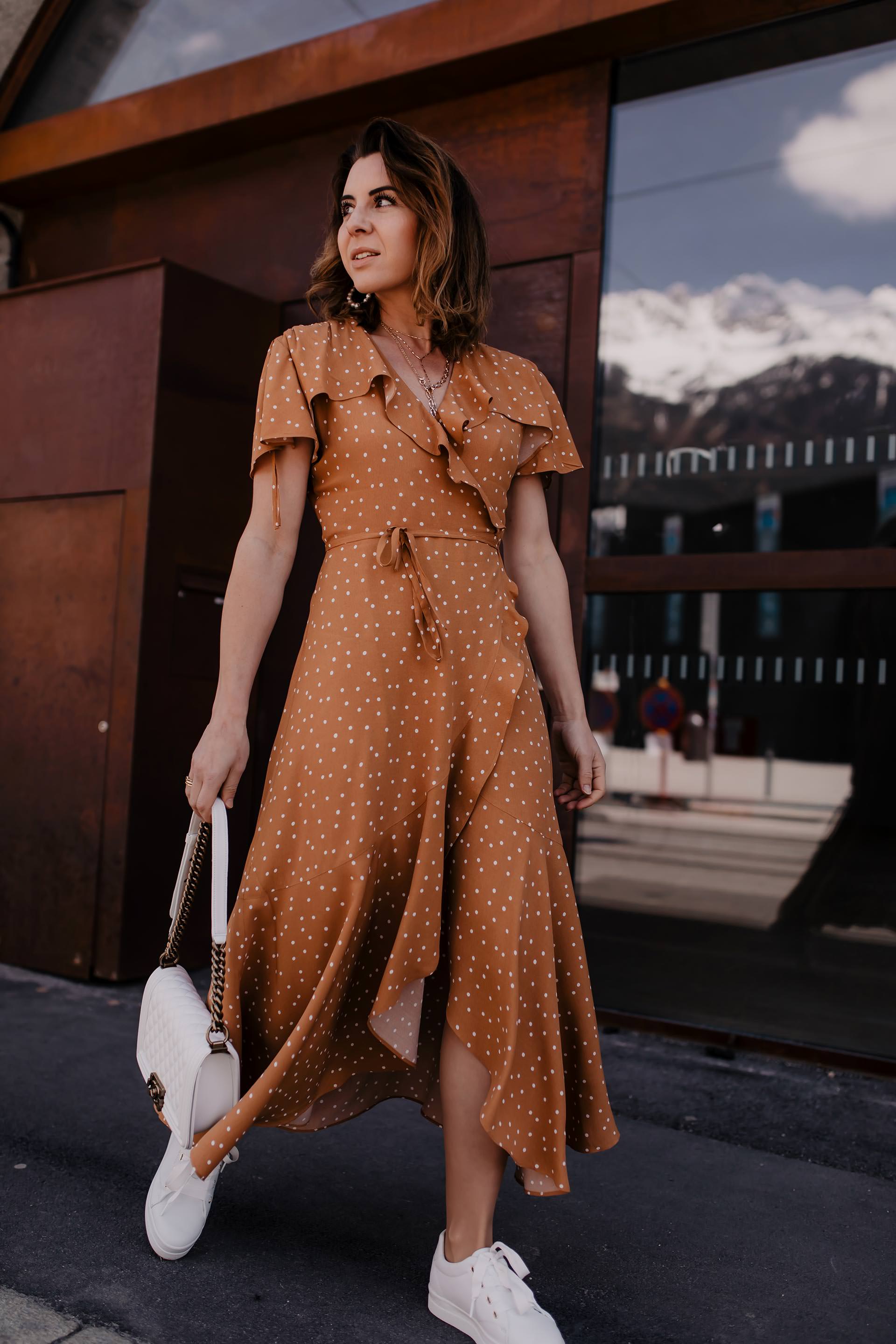 Auf meinem Modeblog findest du jetzt ein Maxikleid Outfit für den Sommer mit Plateau Sneakers und Chanel Boy Bag. Außerdem gebe ich dir Tipps, wie du Polka Dots kombinieren und im Alltag stylen kannst. Alle Outfit-Details sowie Shopping-Tipps findest du ebenfalls auf whoismocca.me #maxikleid #polkadots #modetrends #sommeroutfit #plateausneakers