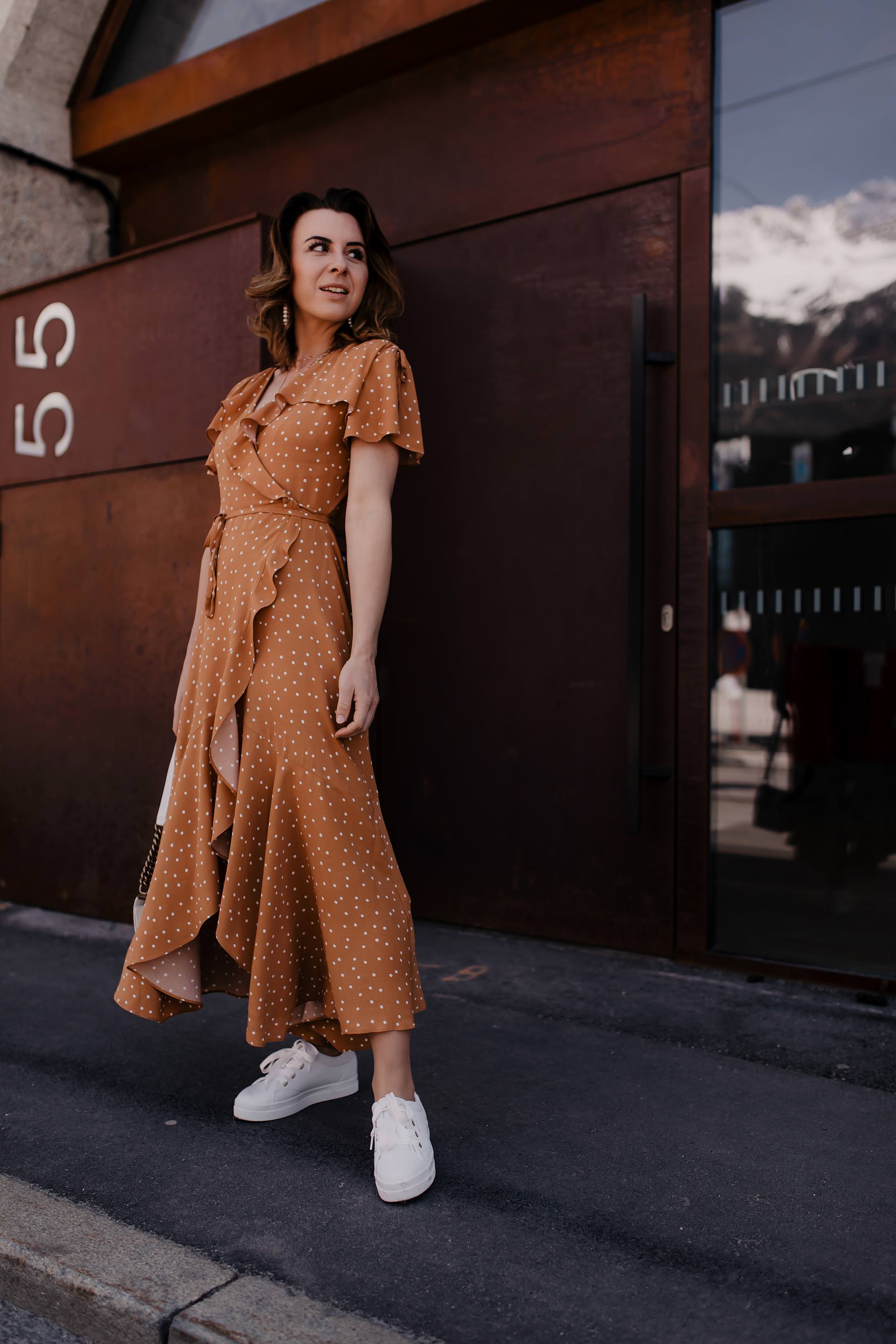 Auf meinem Modeblog findest du jetzt ein Maxikleid Outfit für den Sommer mit Plateau Sneakers und Chanel Boy Bag. Außerdem gebe ich dir Tipps, wie du Polka Dots kombinieren und im Alltag stylen kannst. Alle Outfit-Details sowie Shopping-Tipps findest du ebenfalls auf whoismocca.me #maxikleid #polkadots #modetrends #sommeroutfit #plateausneakers