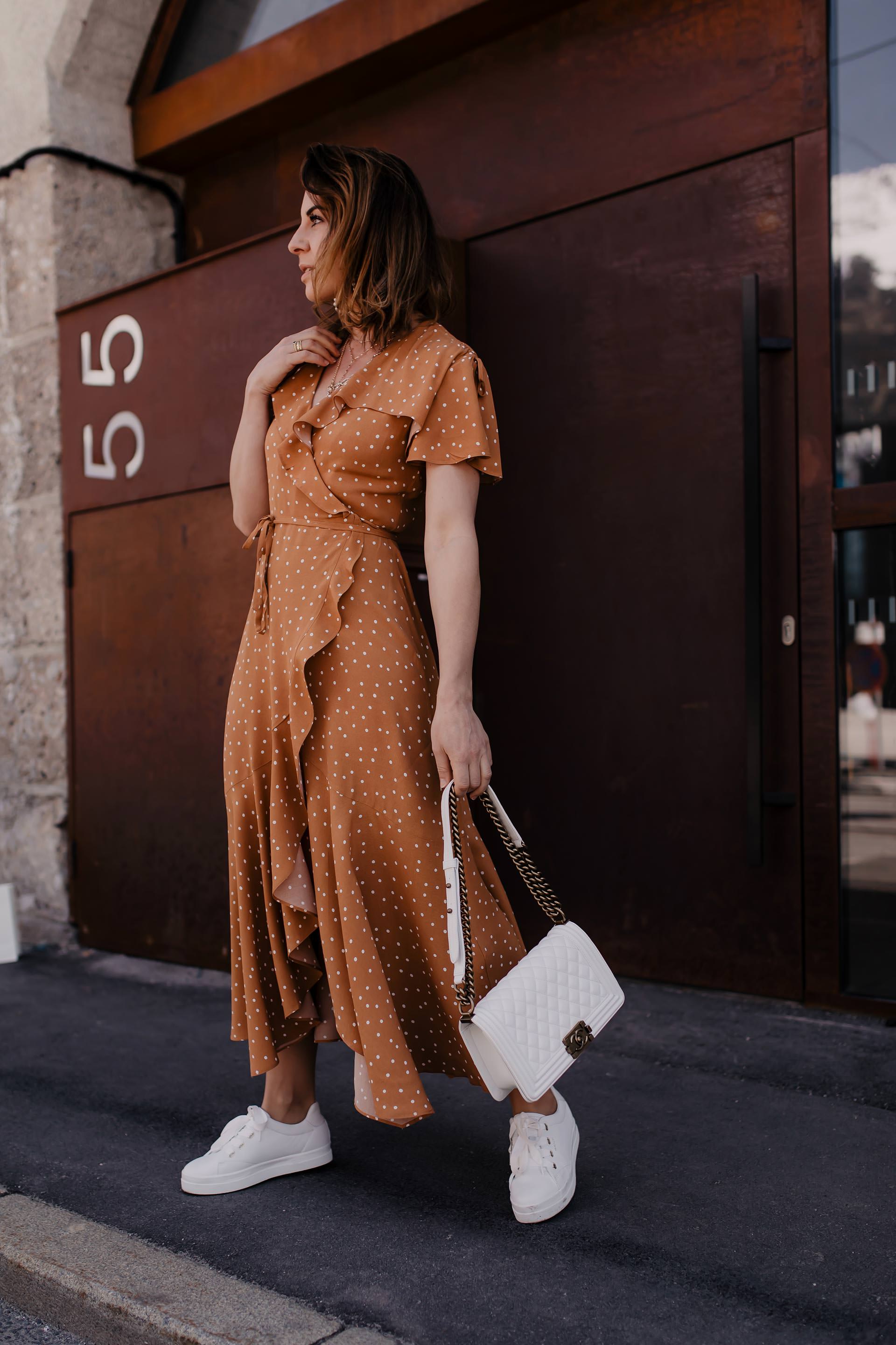 Auf meinem Modeblog findest du jetzt ein Maxikleid Outfit für den Sommer mit Plateau Sneakers und Chanel Boy Bag. Außerdem gebe ich dir Tipps, wie du Polka Dots kombinieren und im Alltag stylen kannst. Alle Outfit-Details sowie Shopping-Tipps findest du ebenfalls auf whoismocca.me #maxikleid #polkadots #modetrends #sommeroutfit #plateausneakers