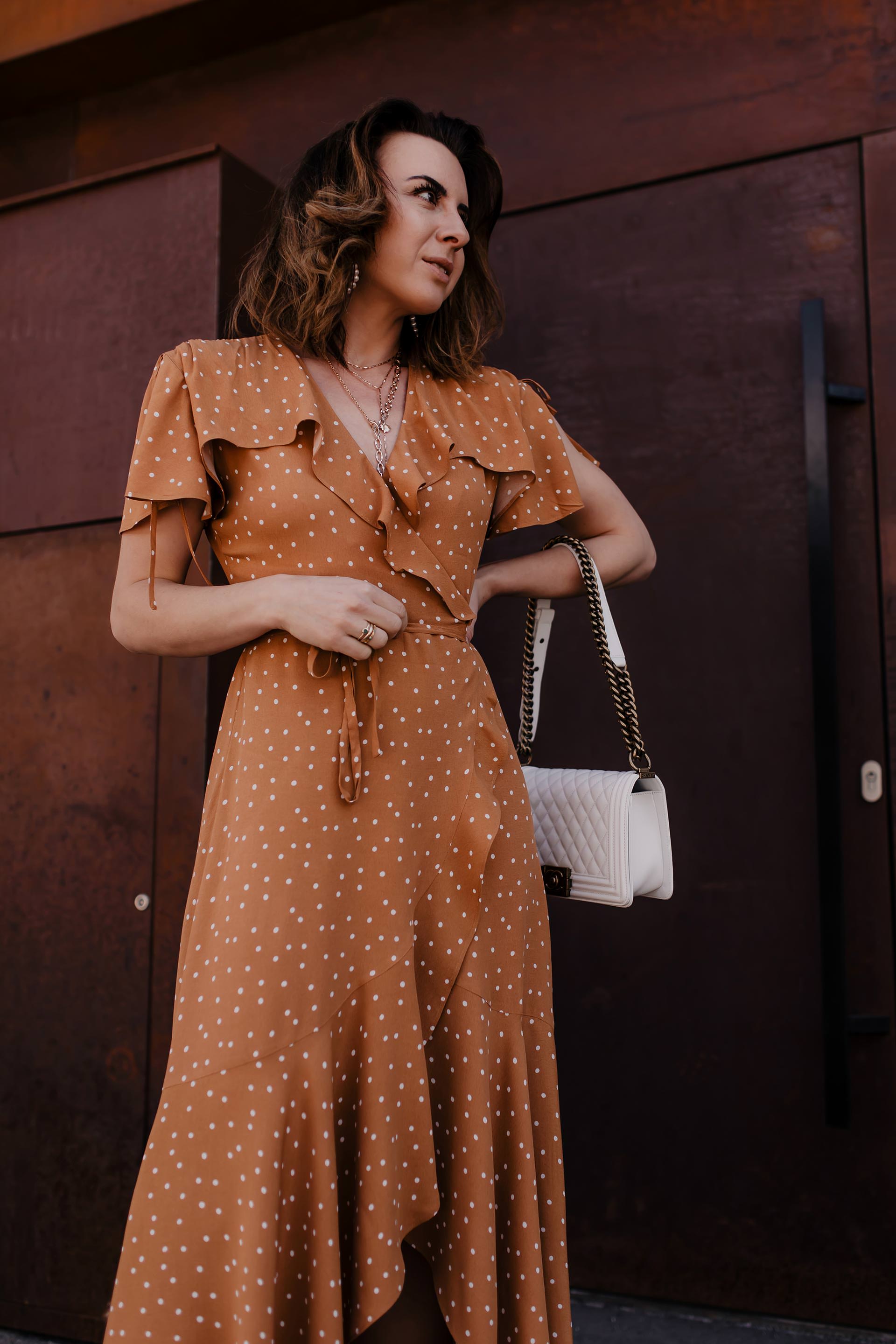 Auf meinem Modeblog findest du jetzt ein Maxikleid Outfit für den Sommer mit Plateau Sneakers und Chanel Boy Bag. Außerdem gebe ich dir Tipps, wie du Polka Dots kombinieren und im Alltag stylen kannst. Alle Outfit-Details sowie Shopping-Tipps findest du ebenfalls auf whoismocca.me #maxikleid #polkadots #modetrends #sommeroutfit #plateausneakers