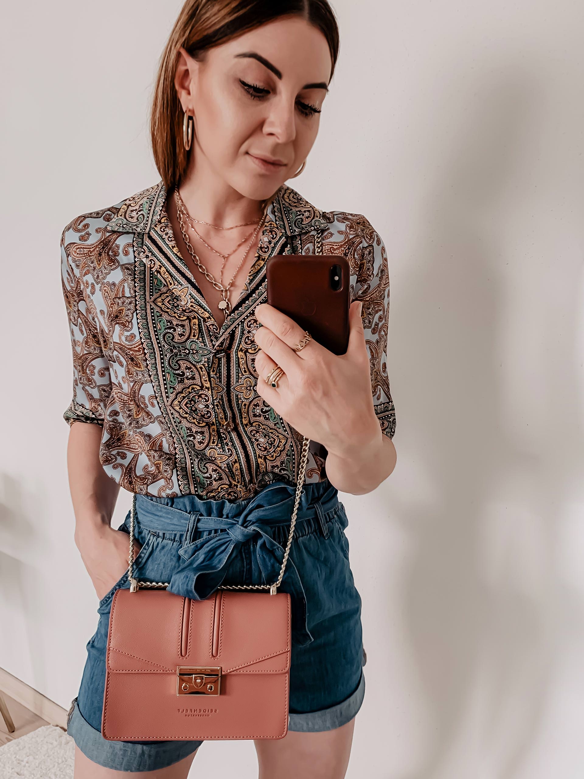 Was ist im Sommer 2019 modern? Auf meinem Modeblog findest du die schönsten Sommertrends 2019 und praktische Styling-Tipps. Welche Taschen sind im Trend? Welche Schuhe trage ich im Sommer? Welche Accessoires sind modern und wo kann ich schöne Sommer Mode online bestellen? Auf all diese Mode-Fragen liefere ich dir passende Antworten: www.whoismocca.me #sommertrends #modetrends #sommermode #sommeroutfits