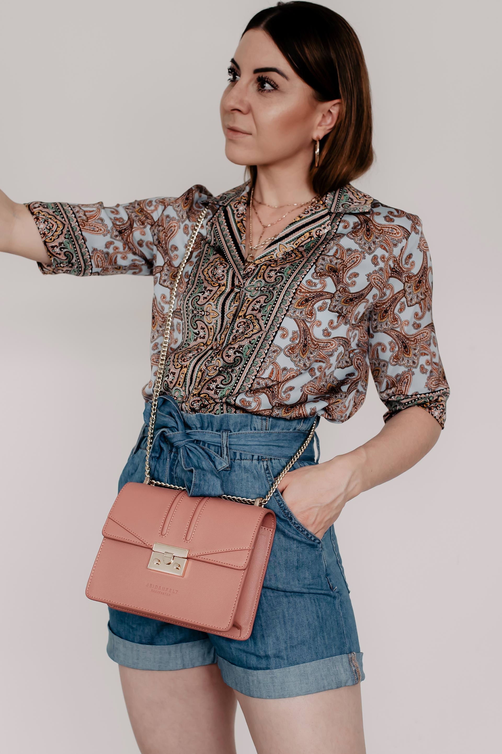 Was ist im Sommer 2019 modern? Auf meinem Modeblog findest du die schönsten Sommertrends 2019 und praktische Styling-Tipps. Welche Taschen sind im Trend? Welche Schuhe trage ich im Sommer? Welche Accessoires sind modern und wo kann ich schöne Sommer Mode online bestellen? Auf all diese Mode-Fragen liefere ich dir passende Antworten: www.whoismocca.me #sommertrends #modetrends #sommermode #sommeroutfits