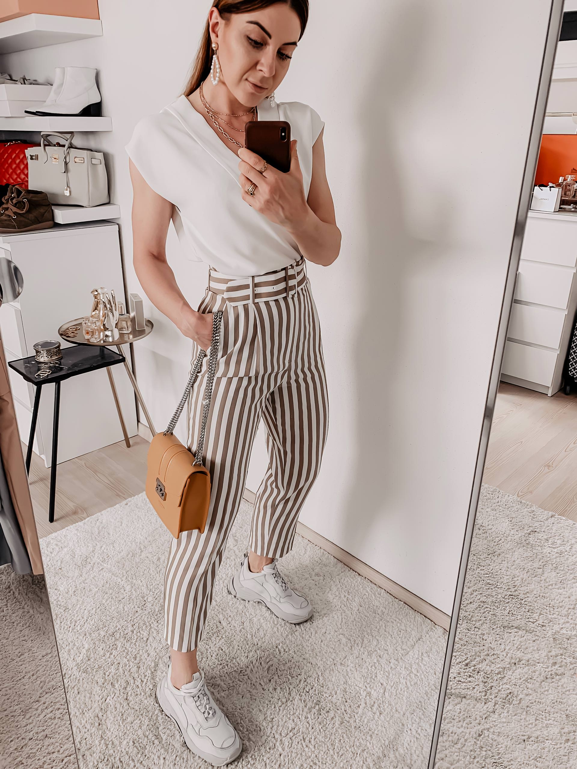 Was ist im Sommer 2019 modern? Auf meinem Modeblog findest du die schönsten Sommertrends 2019 und praktische Styling-Tipps. Welche Taschen sind im Trend? Welche Schuhe trage ich im Sommer? Welche Accessoires sind modern und wo kann ich schöne Sommer Mode online bestellen? Auf all diese Mode-Fragen liefere ich dir passende Antworten: www.whoismocca.me #sommertrends #modetrends #sommermode #sommeroutfits