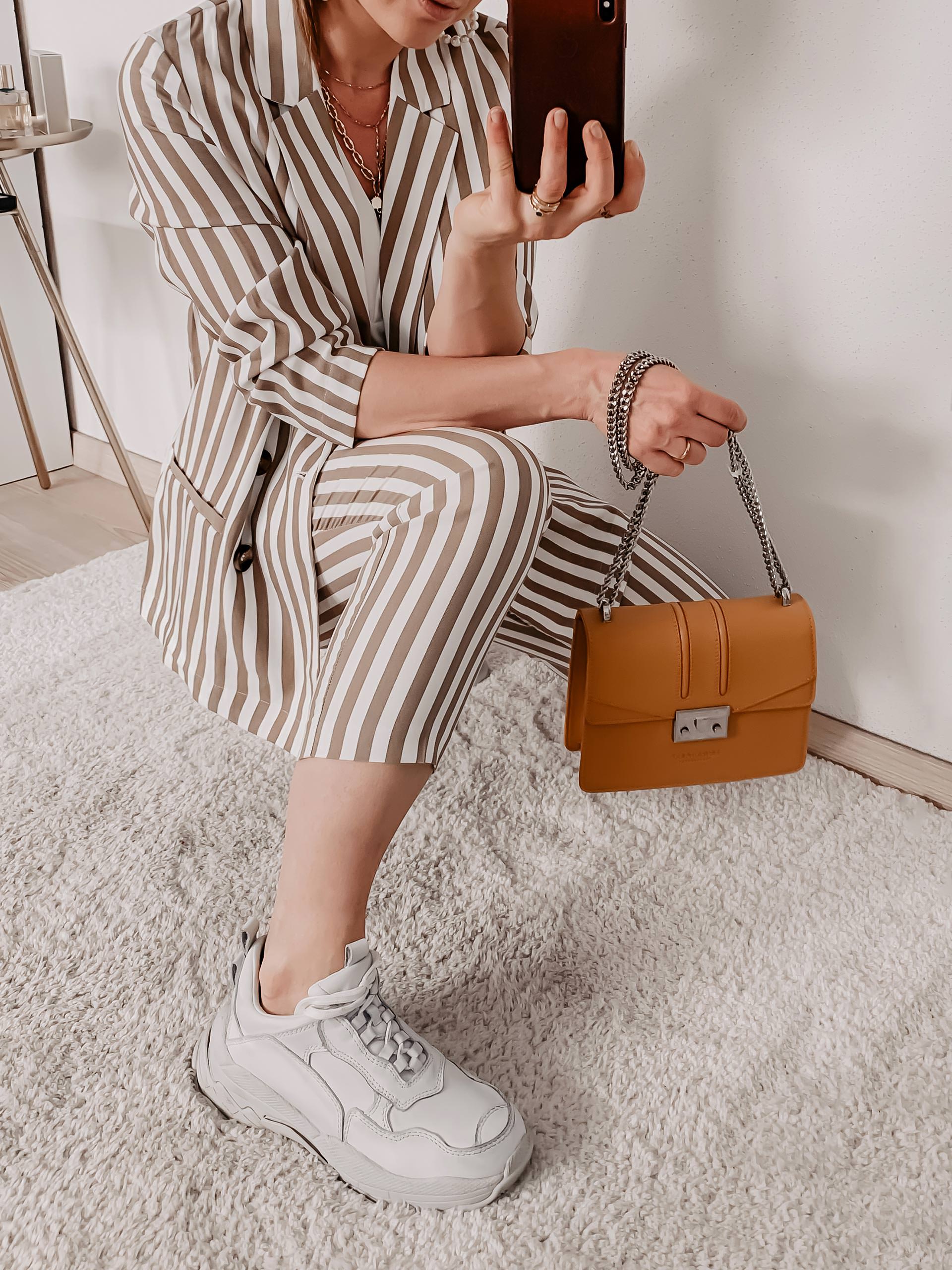 Was ist im Sommer 2019 modern? Auf meinem Modeblog findest du die schönsten Sommertrends 2019 und praktische Styling-Tipps. Welche Taschen sind im Trend? Welche Schuhe trage ich im Sommer? Welche Accessoires sind modern und wo kann ich schöne Sommer Mode online bestellen? Auf all diese Mode-Fragen liefere ich dir passende Antworten: www.whoismocca.me #sommertrends #modetrends #sommermode #sommeroutfits