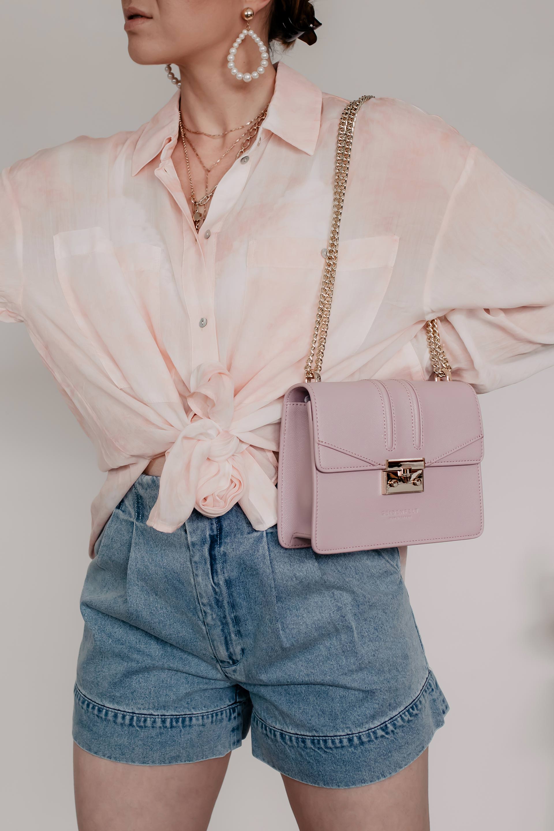 Was ist im Sommer 2019 modern? Auf meinem Modeblog findest du die schönsten Sommertrends 2019 und praktische Styling-Tipps. Welche Taschen sind im Trend? Welche Schuhe trage ich im Sommer? Welche Accessoires sind modern und wo kann ich schöne Sommer Mode online bestellen? Auf all diese Mode-Fragen liefere ich dir passende Antworten: www.whoismocca.me #sommertrends #modetrends #sommermode #sommeroutfits