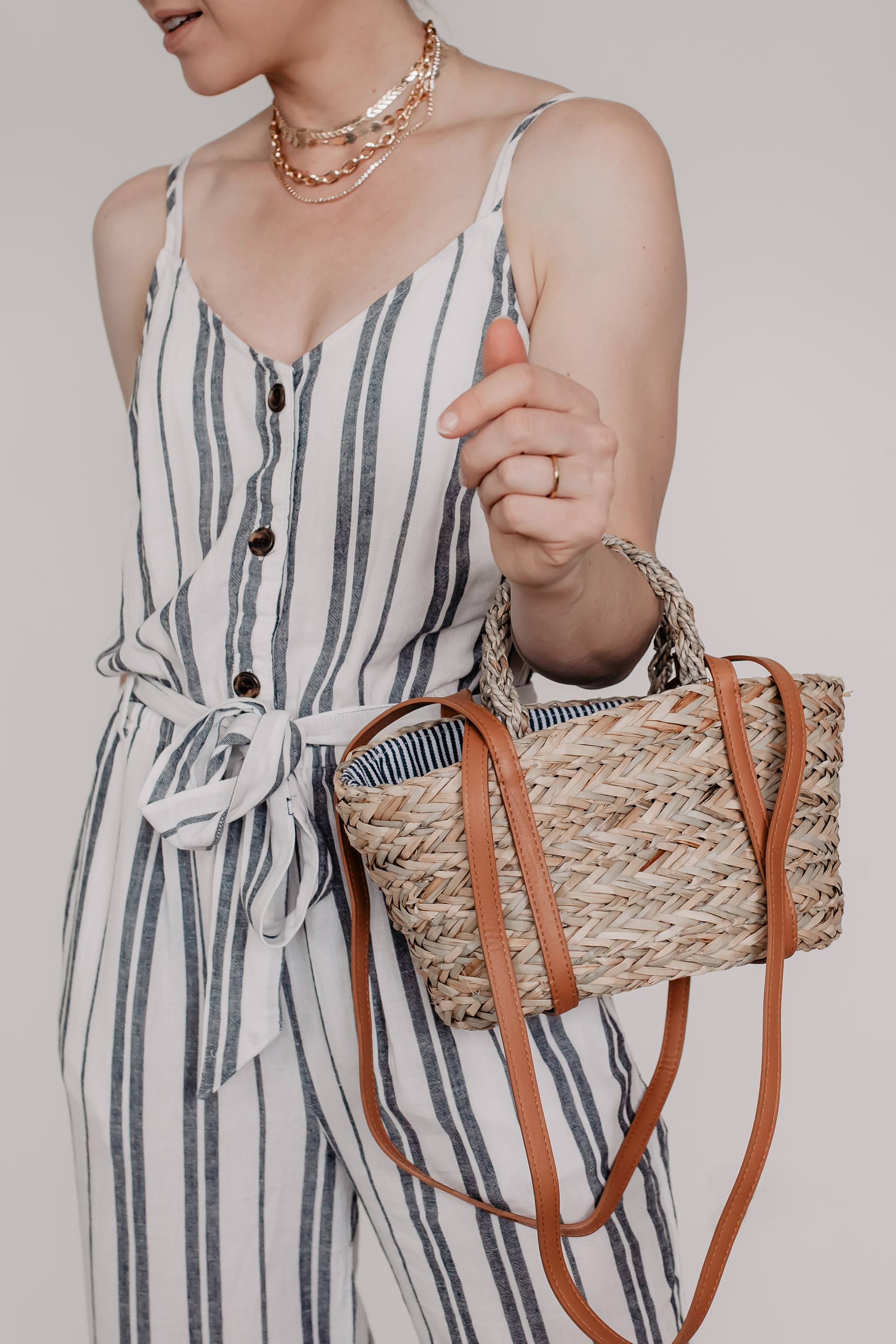 Was ist im Sommer 2019 modern? Auf meinem Modeblog findest du die schönsten Sommertrends 2019 und praktische Styling-Tipps. Welche Taschen sind im Trend? Welche Schuhe trage ich im Sommer? Welche Accessoires sind modern und wo kann ich schöne Sommer Mode online bestellen? Auf all diese Mode-Fragen liefere ich dir passende Antworten: www.whoismocca.me #sommertrends #modetrends #sommermode #sommeroutfits