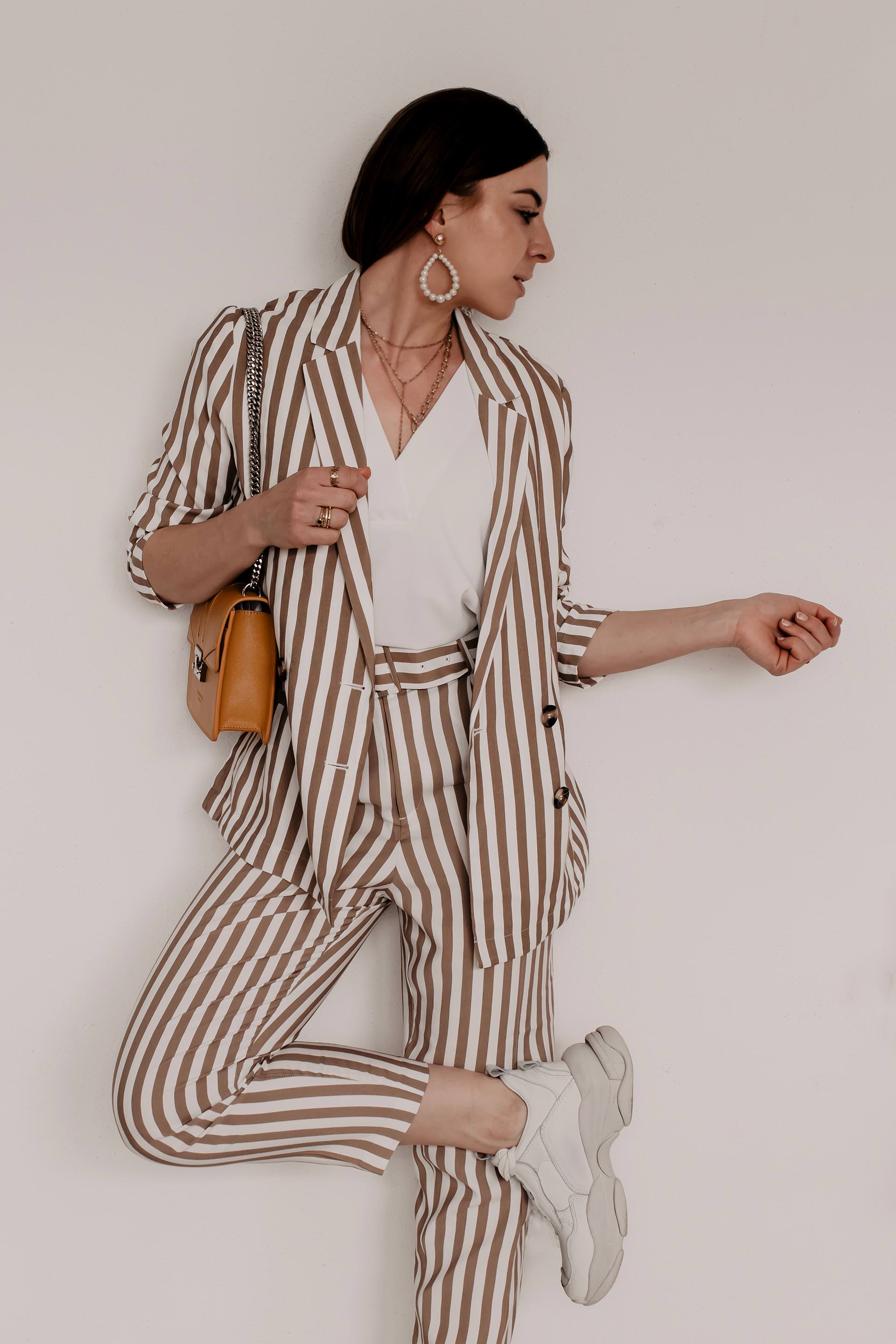 Was ist im Sommer 2019 modern? Auf meinem Modeblog findest du die schönsten Sommertrends 2019 und praktische Styling-Tipps. Welche Taschen sind im Trend? Welche Schuhe trage ich im Sommer? Welche Accessoires sind modern und wo kann ich schöne Sommer Mode online bestellen? Auf all diese Mode-Fragen liefere ich dir passende Antworten: www.whoismocca.me #sommertrends #modetrends #sommermode #sommeroutfits