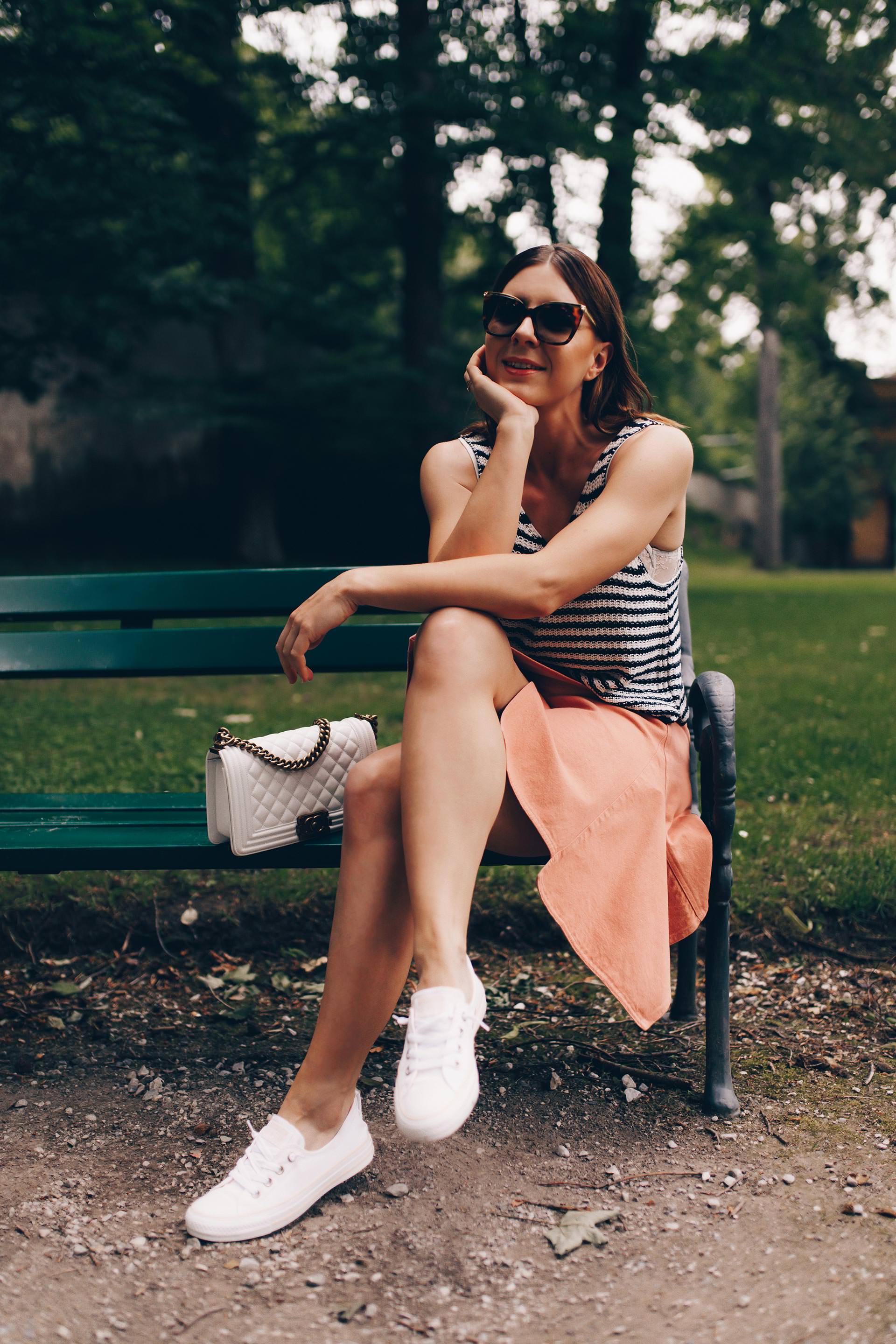 Am Modeblog findest du heute ein Sommer Outfit mit Sneakers. Ich gebe dir Tipps, wie du deinen Jeansrock kombinieren kannst und wie gut Rock und Sneakers zusammenpassen. Mehr zu meinem Converse Outfit und den besten Sneakers für den Sommer findest du jetzt auf www.whoismocca.me #sommeroutfit #converse #jeansrock #modetrends