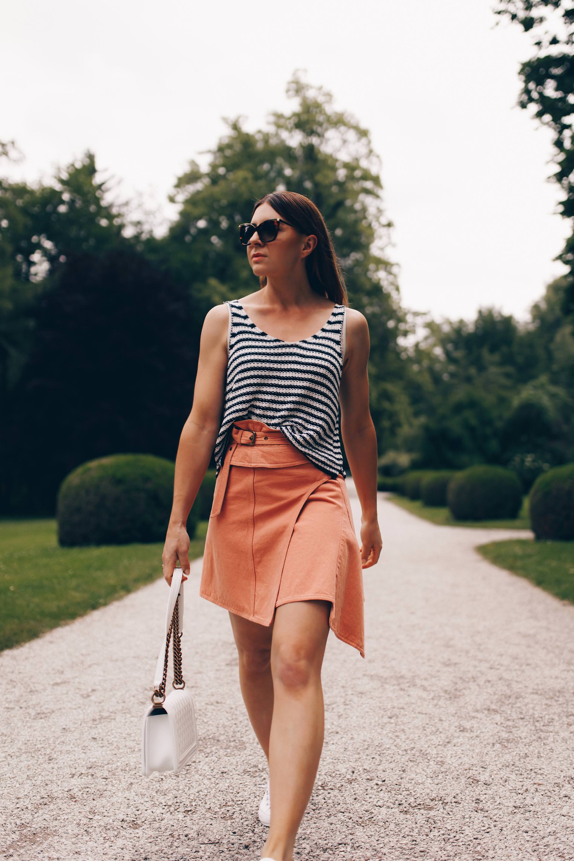 Am Modeblog findest du heute ein Sommer Outfit mit Sneakers. Ich gebe dir Tipps, wie du deinen Jeansrock kombinieren kannst und wie gut Rock und Sneakers zusammenpassen. Mehr zu meinem Converse Outfit und den besten Sneakers für den Sommer findest du jetzt auf www.whoismocca.me #sommeroutfit #converse #jeansrock #modetrends