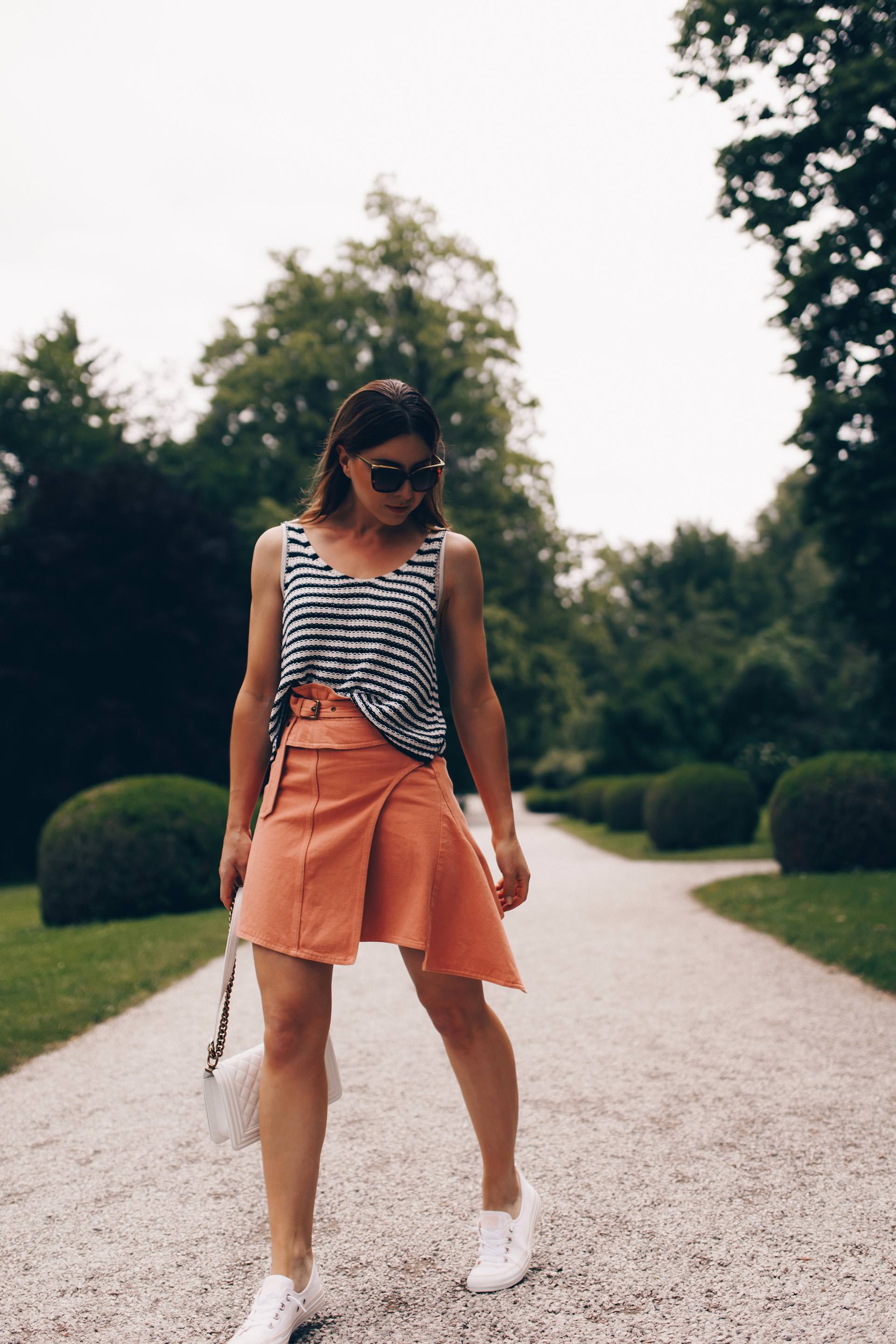 Am Modeblog findest du heute ein Sommer Outfit mit Sneakers. Ich gebe dir Tipps, wie du deinen Jeansrock kombinieren kannst und wie gut Rock und Sneakers zusammenpassen. Mehr zu meinem Converse Outfit und den besten Sneakers für den Sommer findest du jetzt auf www.whoismocca.me #sommeroutfit #converse #jeansrock #modetrends