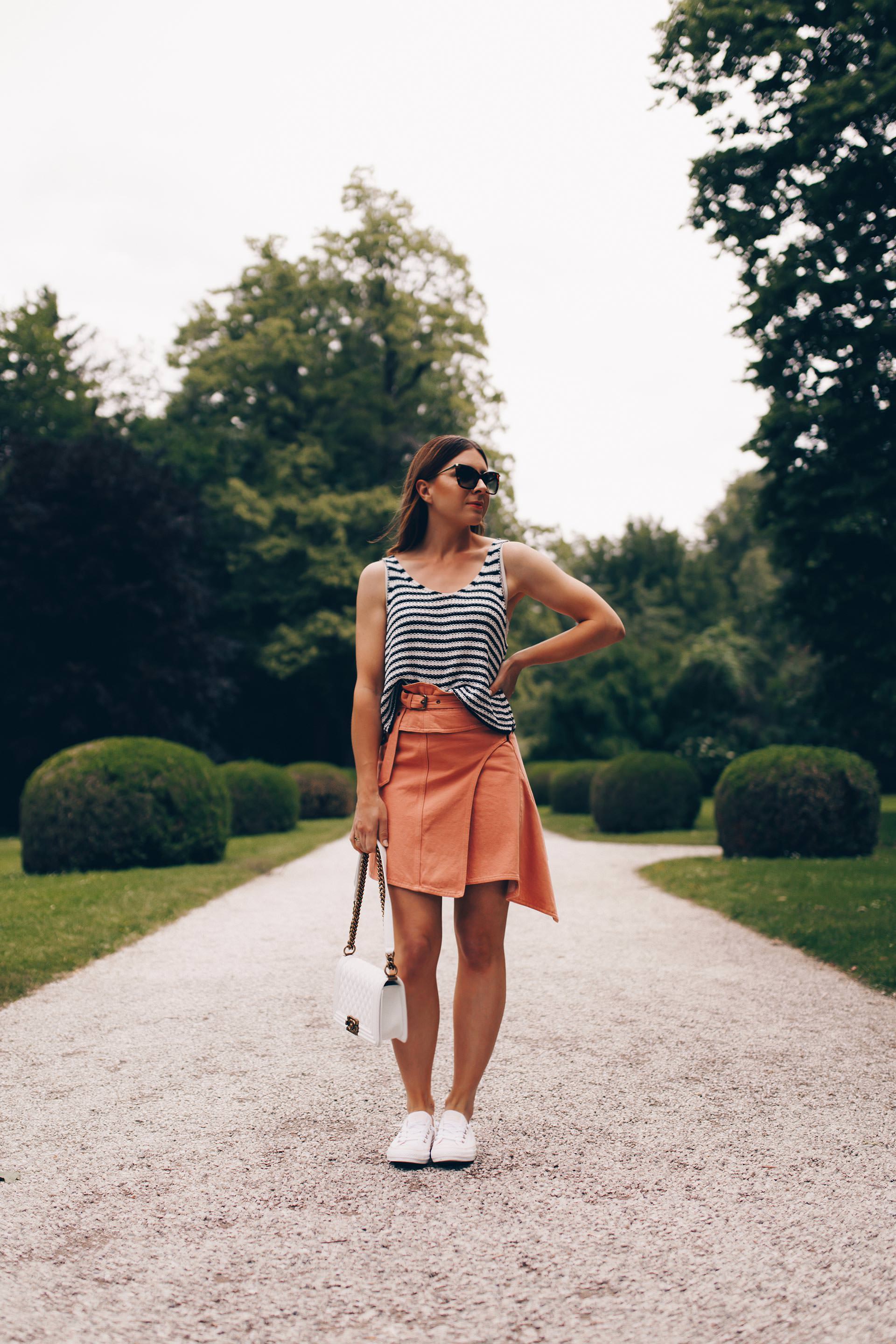 Am Modeblog findest du heute ein Sommer Outfit mit Sneakers. Ich gebe dir Tipps, wie du deinen Jeansrock kombinieren kannst und wie gut Rock und Sneakers zusammenpassen. Mehr zu meinem Converse Outfit und den besten Sneakers für den Sommer findest du jetzt auf www.whoismocca.me #sommeroutfit #converse #jeansrock #modetrends