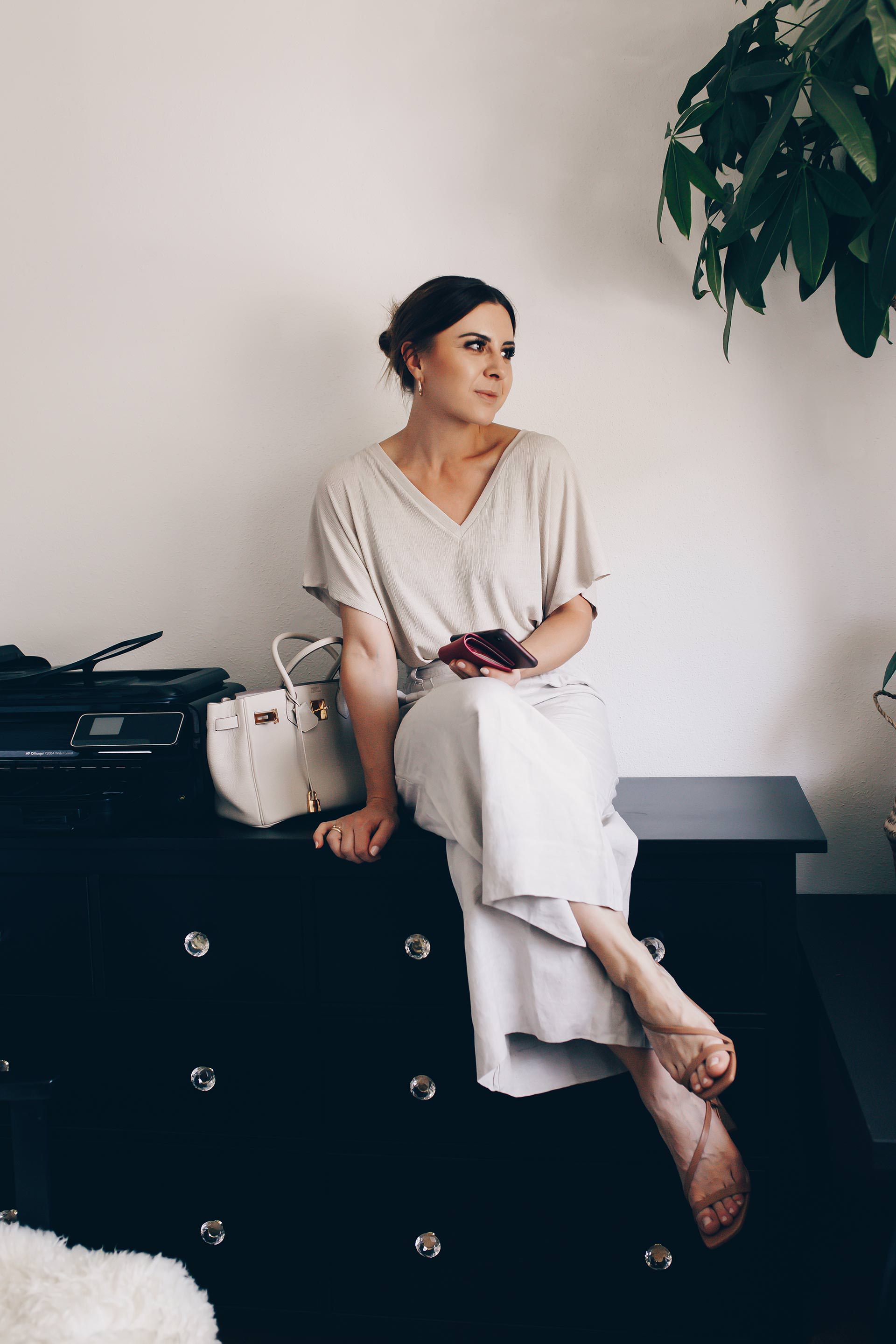 Welche Kleidung kühlt im Sommer und was ziehe ich im Sommer im Büro an? Gerade wenn es darum geht, Büro Outfits in der heißesten Jahreszeit zu kombinieren, kann man schon mal an seine Grenzen stoßen. Auf dem Modeblog findest du jetzt Styling-Tipps für dein Sommer Business Outfit und passende Beauty-Tipps für dein Sommer-Makeup. www.whoismocca.me #sommeroutfit #bürooutfit #modetrends #officelook #businessoutfit #karriereblog