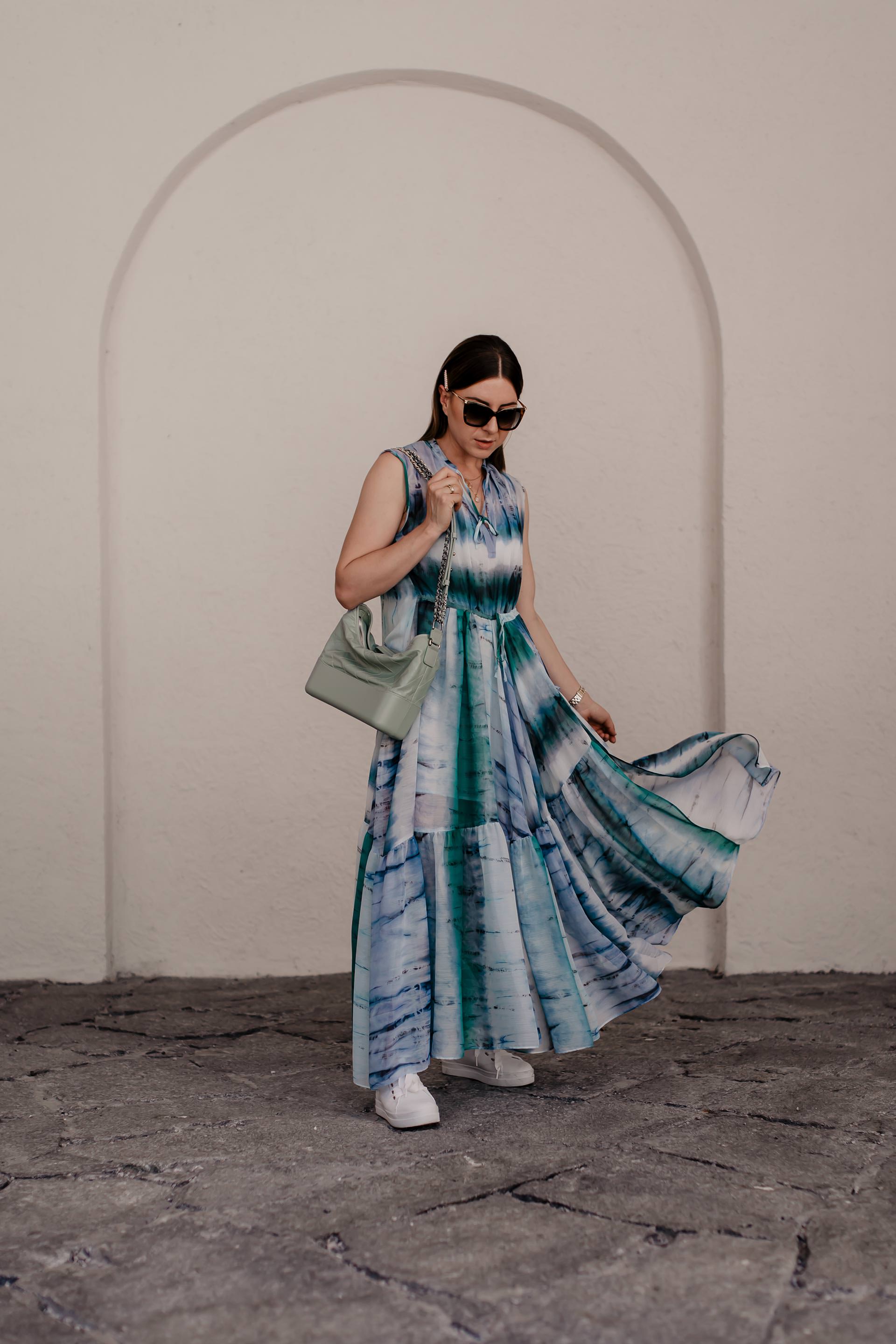 Batik kombinieren leicht gemacht: Ich zeige dir in einem Sommer Outfit, wie gut du den Tie-Dye Trend 2019 im Alltag kombinieren kannst. Außerdem findest du auf meinem Modeblog zahlreiche Styling-Tipps rund um das Batik-Muster. Die Sommer Trends 2019 versprechen jede Menge stilvolle Tie-Dye Outfits, womit sich die "Was ziehe ich im Sommer an?"-Frage direkt beantworten lässt. Mehr liest du jetzt auf www.whoismocca.me. #batik #tiedye #sommertrends #modetrends #sommeroutfit