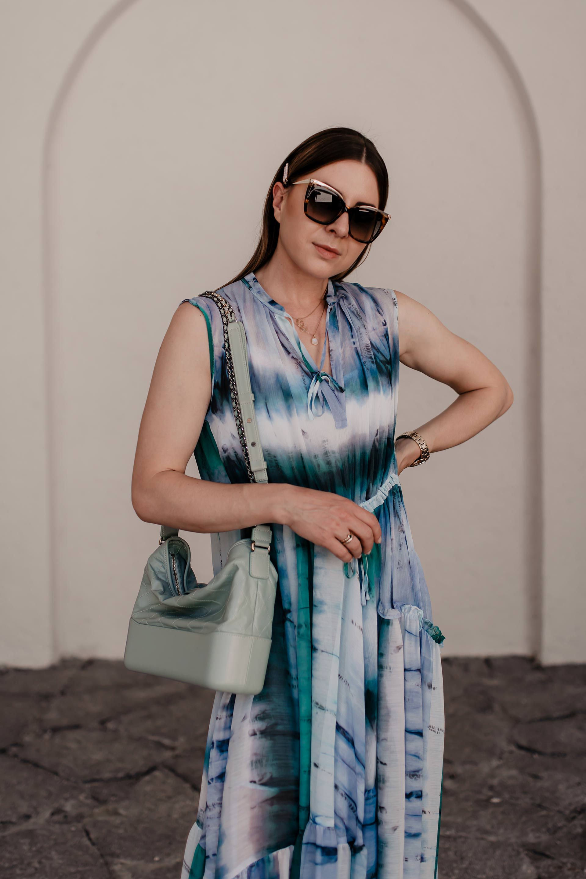 Batik kombinieren leicht gemacht: Ich zeige dir in einem Sommer Outfit, wie gut du den Tie-Dye Trend 2019 im Alltag kombinieren kannst. Außerdem findest du auf meinem Modeblog zahlreiche Styling-Tipps rund um das Batik-Muster. Die Sommer Trends 2019 versprechen jede Menge stilvolle Tie-Dye Outfits, womit sich die "Was ziehe ich im Sommer an?"-Frage direkt beantworten lässt. Mehr liest du jetzt auf www.whoismocca.me. #batik #tiedye #sommertrends #modetrends #sommeroutfit