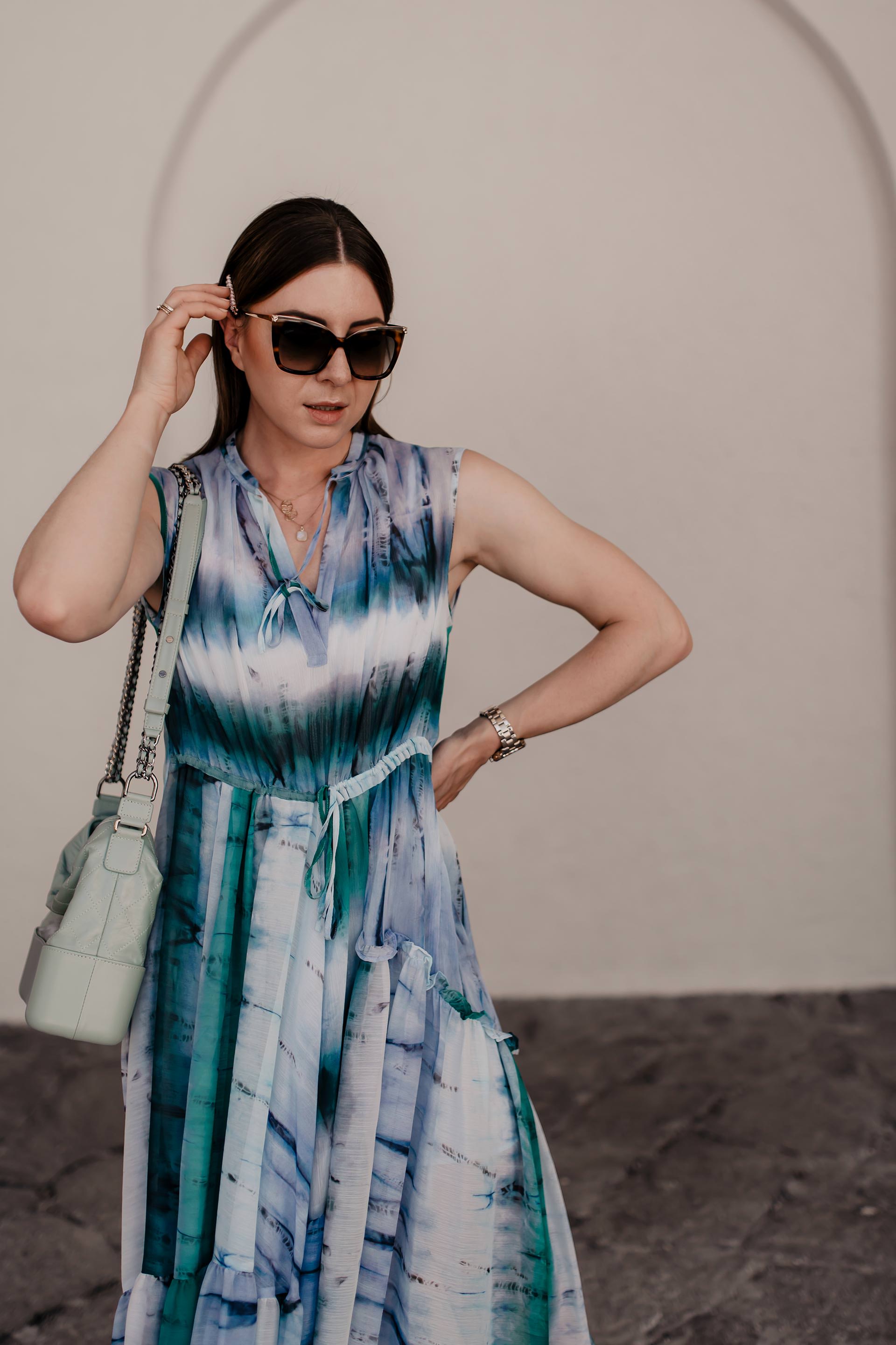 Batik kombinieren leicht gemacht: Ich zeige dir in einem Sommer Outfit, wie gut du den Tie-Dye Trend 2019 im Alltag kombinieren kannst. Außerdem findest du auf meinem Modeblog zahlreiche Styling-Tipps rund um das Batik-Muster. Die Sommer Trends 2019 versprechen jede Menge stilvolle Tie-Dye Outfits, womit sich die "Was ziehe ich im Sommer an?"-Frage direkt beantworten lässt. Mehr liest du jetzt auf www.whoismocca.me. #batik #tiedye #sommertrends #modetrends #sommeroutfit