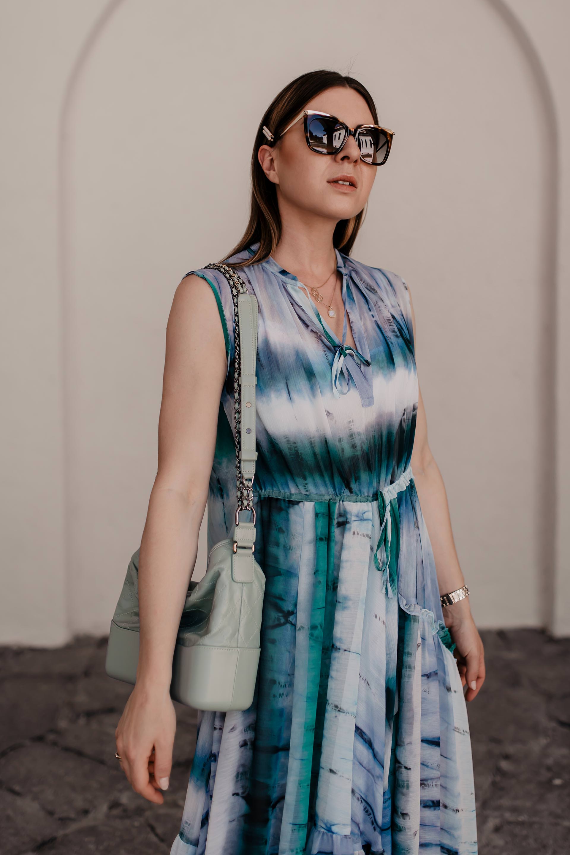 Batik kombinieren leicht gemacht: Ich zeige dir in einem Sommer Outfit, wie gut du den Tie-Dye Trend 2019 im Alltag kombinieren kannst. Außerdem findest du auf meinem Modeblog zahlreiche Styling-Tipps rund um das Batik-Muster. Die Sommer Trends 2019 versprechen jede Menge stilvolle Tie-Dye Outfits, womit sich die "Was ziehe ich im Sommer an?"-Frage direkt beantworten lässt. Mehr liest du jetzt auf www.whoismocca.me. #batik #tiedye #sommertrends #modetrends #sommeroutfit