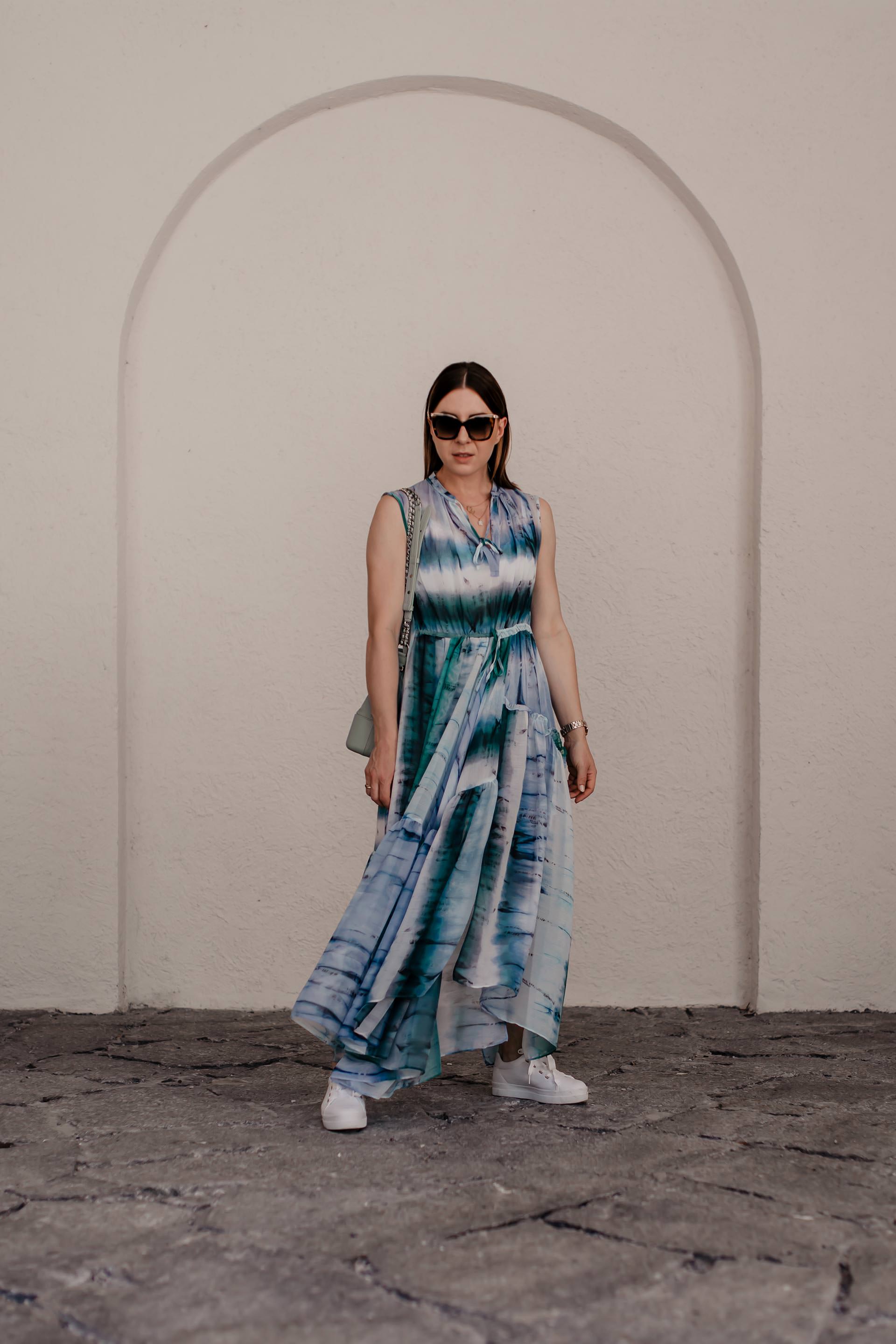 Batik kombinieren leicht gemacht: Ich zeige dir in einem Sommer Outfit, wie gut du den Tie-Dye Trend 2019 im Alltag kombinieren kannst. Außerdem findest du auf meinem Modeblog zahlreiche Styling-Tipps rund um das Batik-Muster. Die Sommer Trends 2019 versprechen jede Menge stilvolle Tie-Dye Outfits, womit sich die "Was ziehe ich im Sommer an?"-Frage direkt beantworten lässt. Mehr liest du jetzt auf www.whoismocca.me. #batik #tiedye #sommertrends #modetrends #sommeroutfit