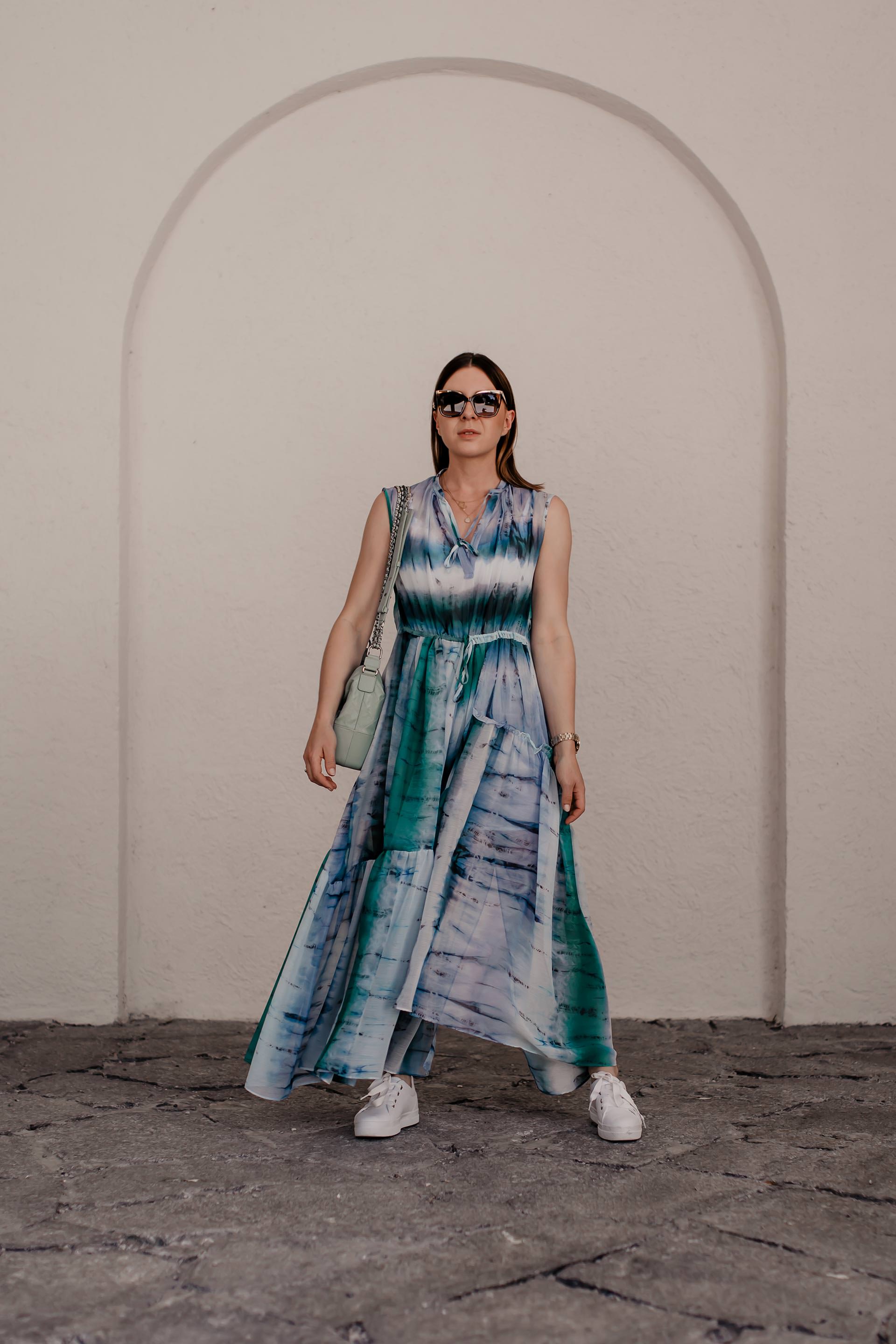 Batik kombinieren leicht gemacht: Ich zeige dir in einem Sommer Outfit, wie gut du den Tie-Dye Trend 2019 im Alltag kombinieren kannst. Außerdem findest du auf meinem Modeblog zahlreiche Styling-Tipps rund um das Batik-Muster. Die Sommer Trends 2019 versprechen jede Menge stilvolle Tie-Dye Outfits, womit sich die "Was ziehe ich im Sommer an?"-Frage direkt beantworten lässt. Mehr liest du jetzt auf www.whoismocca.me. #batik #tiedye #sommertrends #modetrends #sommeroutfit