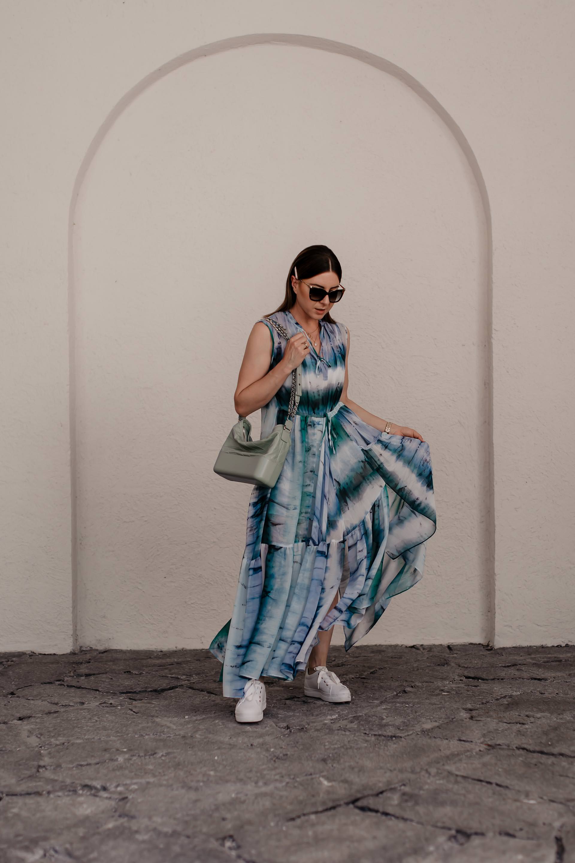 Batik kombinieren leicht gemacht: Ich zeige dir in einem Sommer Outfit, wie gut du den Tie-Dye Trend 2019 im Alltag kombinieren kannst. Außerdem findest du auf meinem Modeblog zahlreiche Styling-Tipps rund um das Batik-Muster. Die Sommer Trends 2019 versprechen jede Menge stilvolle Tie-Dye Outfits, womit sich die "Was ziehe ich im Sommer an?"-Frage direkt beantworten lässt. Mehr liest du jetzt auf www.whoismocca.me. #batik #tiedye #sommertrends #modetrends #sommeroutfit