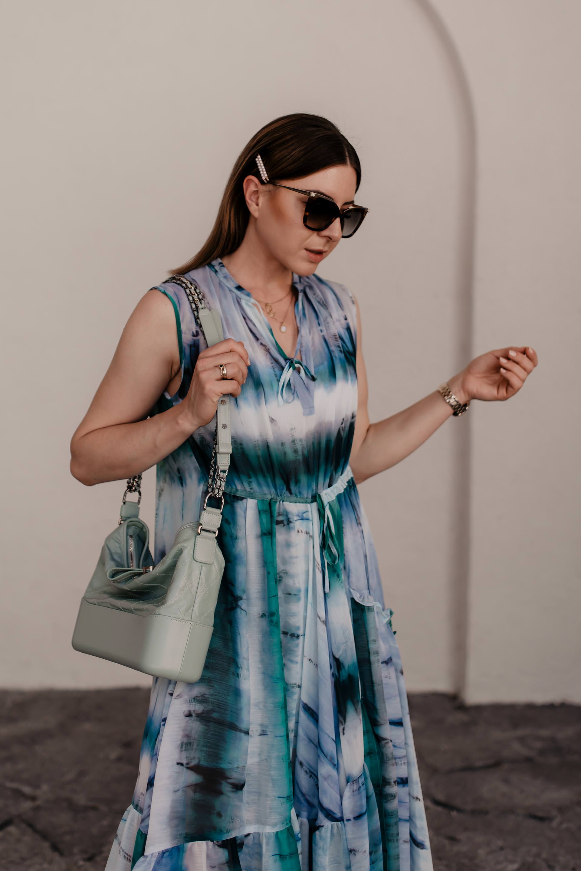 Batik kombinieren leicht gemacht: Ich zeige dir in einem Sommer Outfit, wie gut du den Tie-Dye Trend 2019 im Alltag kombinieren kannst. Außerdem findest du auf meinem Modeblog zahlreiche Styling-Tipps rund um das Batik-Muster. Die Sommer Trends 2019 versprechen jede Menge stilvolle Tie-Dye Outfits, womit sich die "Was ziehe ich im Sommer an?"-Frage direkt beantworten lässt. Mehr liest du jetzt auf www.whoismocca.me. #batik #tiedye #sommertrends #modetrends #sommeroutfit