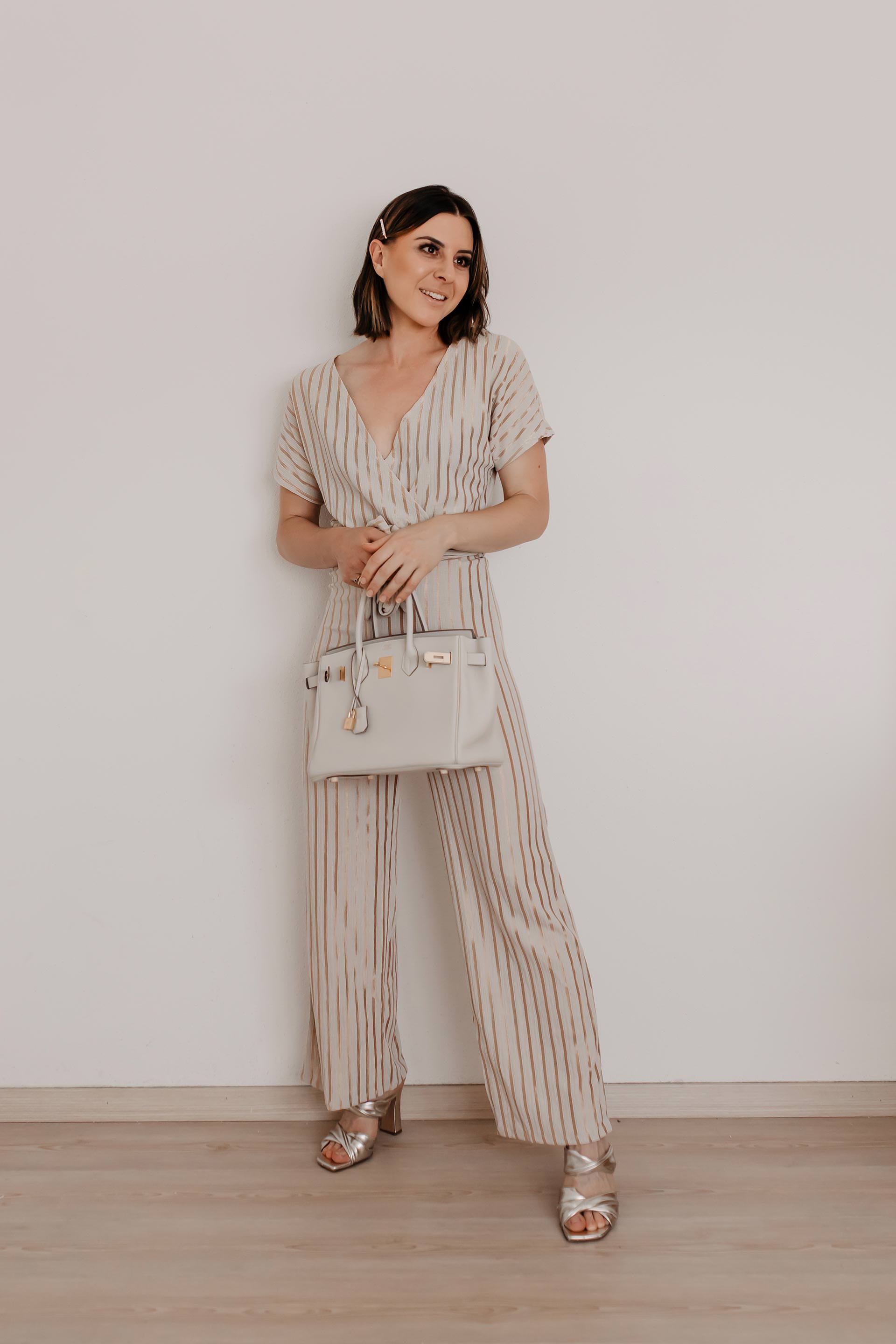 Du willst einen Jumpsuit kombinieren? Ich zeige dir 6 Sommer Outfits fürs Büro und den Alltag mit passenden Styling-Tipps für deine Jumpsuit-Outfits. Die Was ziehe ich morgen an?-Frage beantworte ich dir mit lässig-eleganten Looks. Egal ob du deinen Jumpsuit lässig, cool oder elegant kombinieren möchtest – auf whoismocca.me findest du die passende Outfit-Inspiration. #jumpsuit #lookbook #sommeroutfit #modetrends